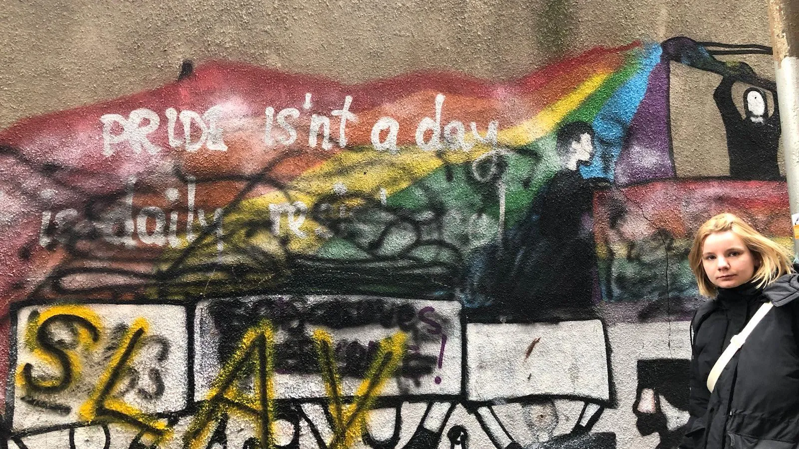 Weibliche Person vor einem Graffiti