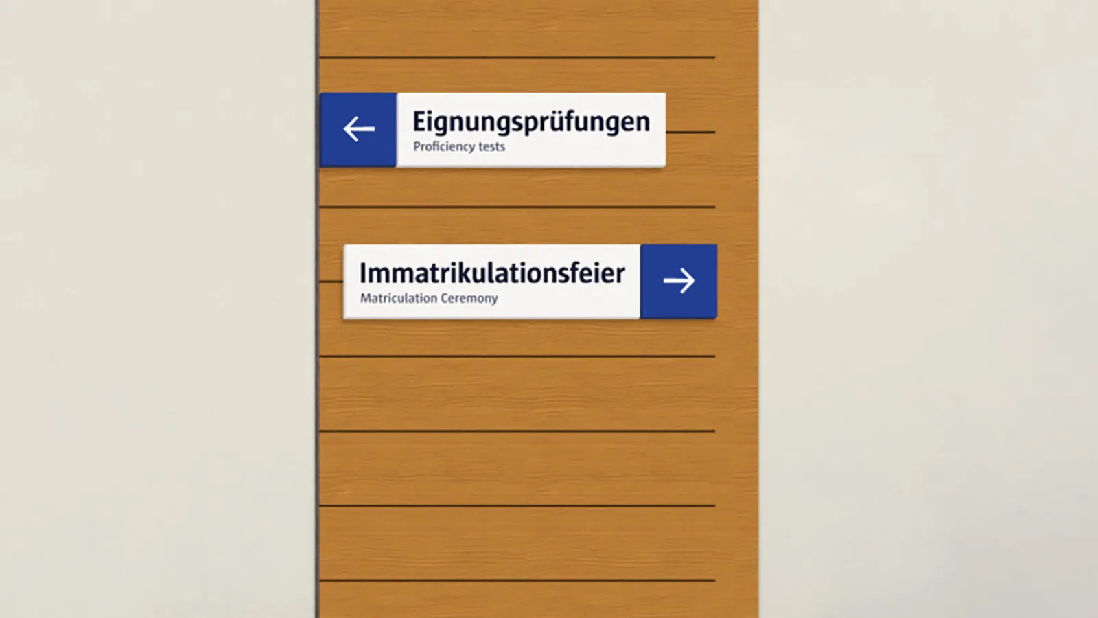 Mobiler Aufsteller in Holzoptik mit Titel "FH Potsdam ". Darunter zwei richtungsweisende Pfeile: Nach links: Eignungsprüfungen, nach rechts: Immatrikulationsfeier (in deutsch und englisch)