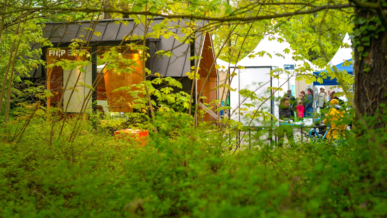 Das FHP Mobil steht auf dem Campus Griebnitzsee der Universität Potsdam beim Potsdamer Tag der Wissenschaften 2023