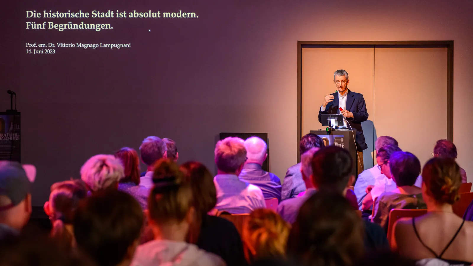 Prof. em. Dr. Vittorio Magnago Lampugnani hält seinen Vortrag zum Thema "Die historische Stadt ist absolut modern. Fünf Begründungen." vor vielen interessierten Besucher*innen der 3. Veranstaltung der Reihe Baukultur und Klimaschutz leben