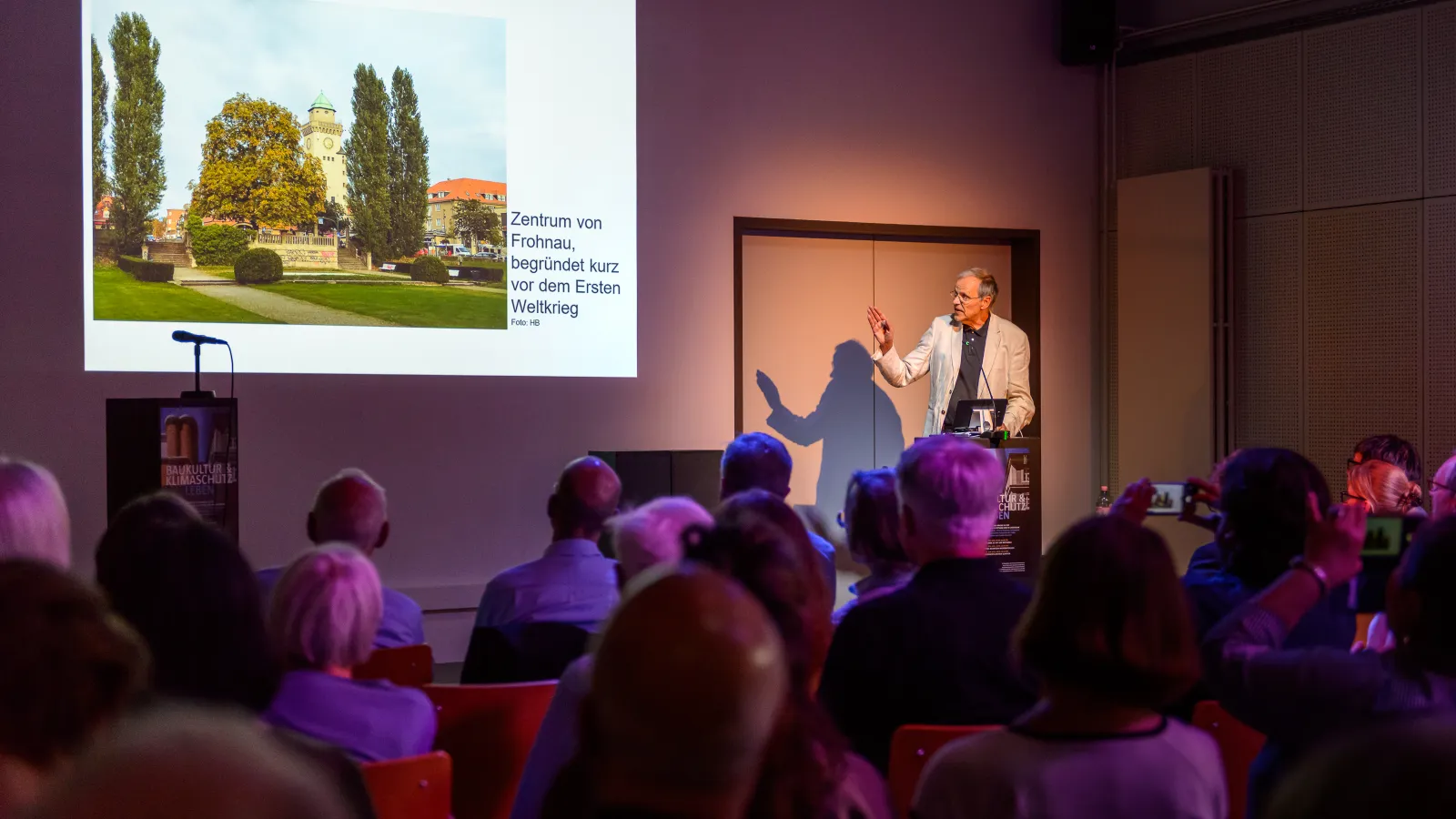 Prof. em. Dr. Harald Bodenschatz hält seinen Vortrag zum Thema "Berlin-Brandenburg und seine Zentren" vor vielen interessierten Besucher*innen der 3. Veranstaltung der Reihe Baukultur und Klimaschutz leben