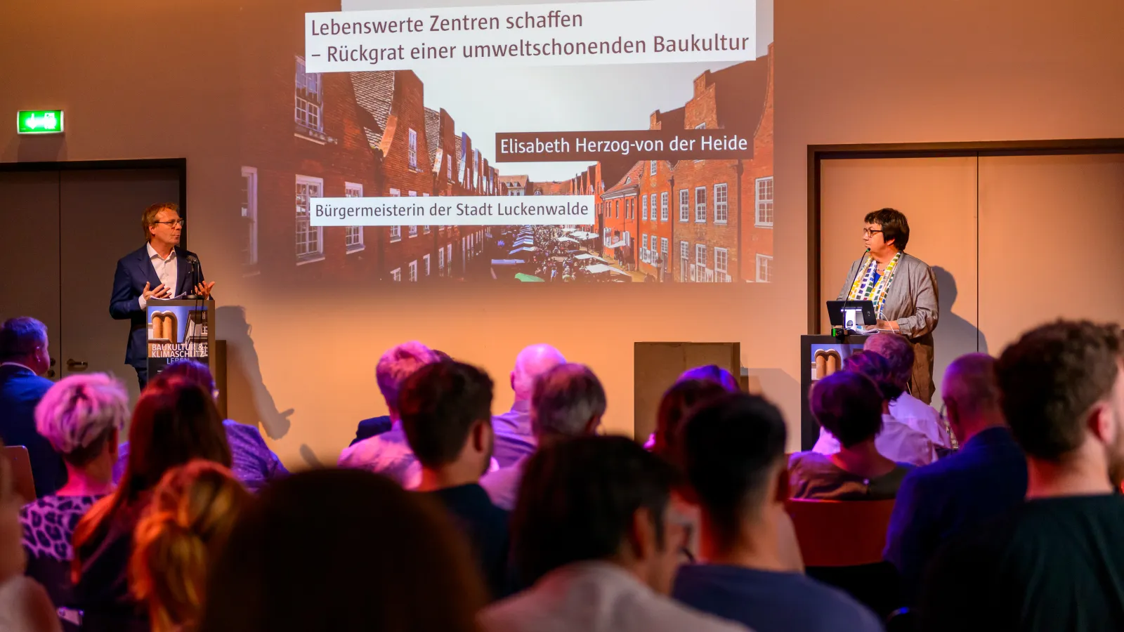 Elisabeth Herzog-von der Heide im Dialog mit Rudolf Spindler vor vielen interessierten Besucher*innen der 3. Veranstaltung der Reihe Baukultur und Klimaschutz leben