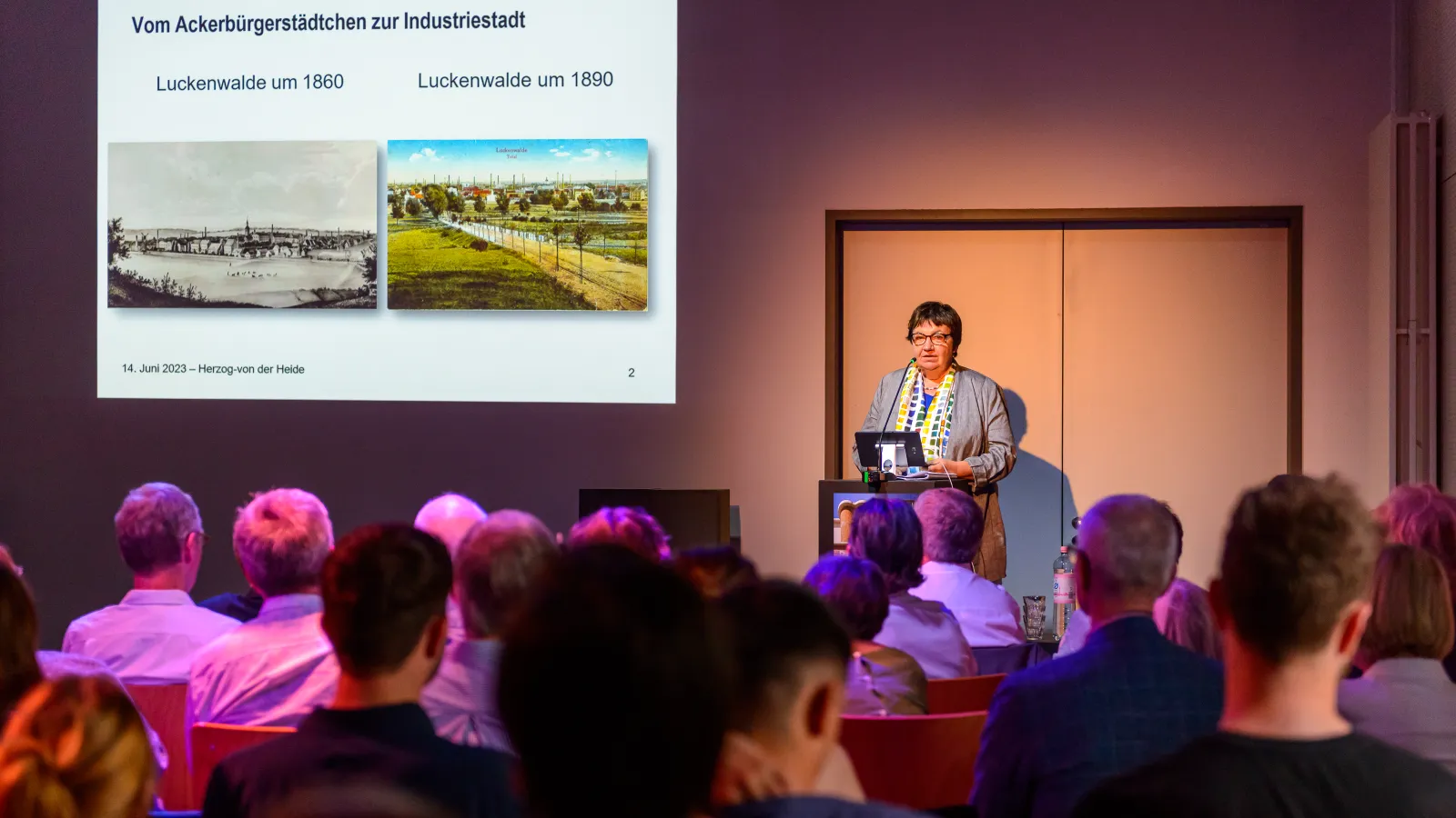 Elisabeth Herzog-von der Heide hält ihren Vortrag "„Modellstadt“ Luckenwalde" vor vielen interessierten Besucher*innen der 3. Veranstaltung der Reihe Baukultur und Klimaschutz leben