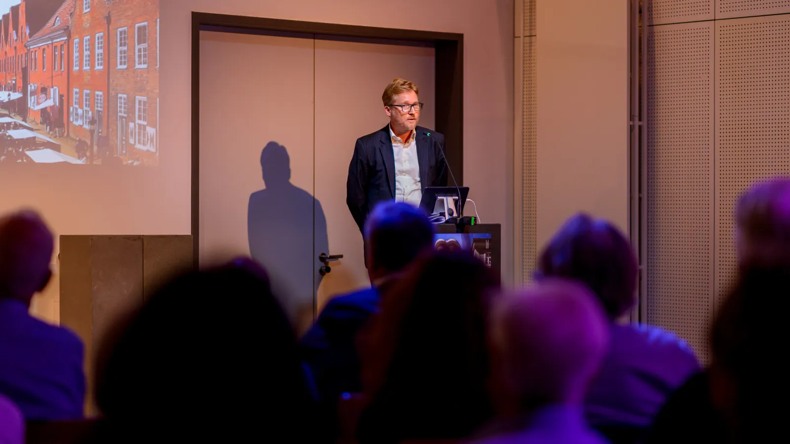 Prof Dr. Markus Tubbesing hält sein Schlusswort vor vielen interessierten Besucher*innen der 3. Veranstaltung der Reihe Baukultur und Klimaschutz leben