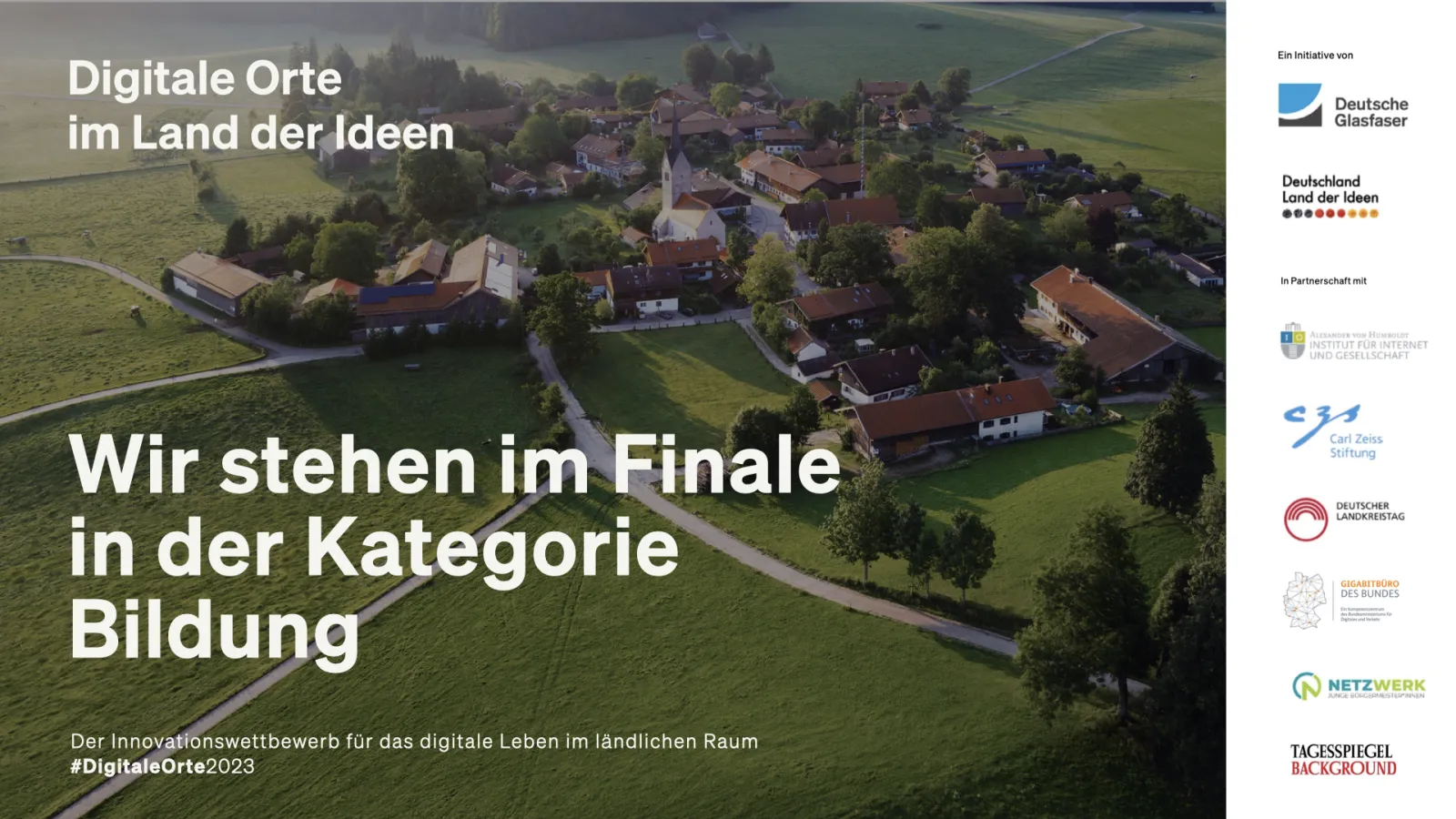 Kleine Ortschaft aus Vogelperspektive, umgeben von Feldern / Text: Digitale Orte -Land der Ideen - Wir stehen im Finale in der Kategorie Bildung / am rechten Bildrand befinden sich die verschiedenen Logos der Kooperationspartner*innen