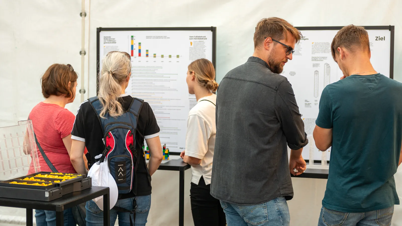 Elise Werner und Tobias Jänecke von InNoWest erklären Besucher*innen die Auswirkungen Ihres CO2 Fußabdrucks mit "Spiel mit Grenzen" bei der langen Nacht der Wirtschaft in Wusterhausen a. d. Dosse