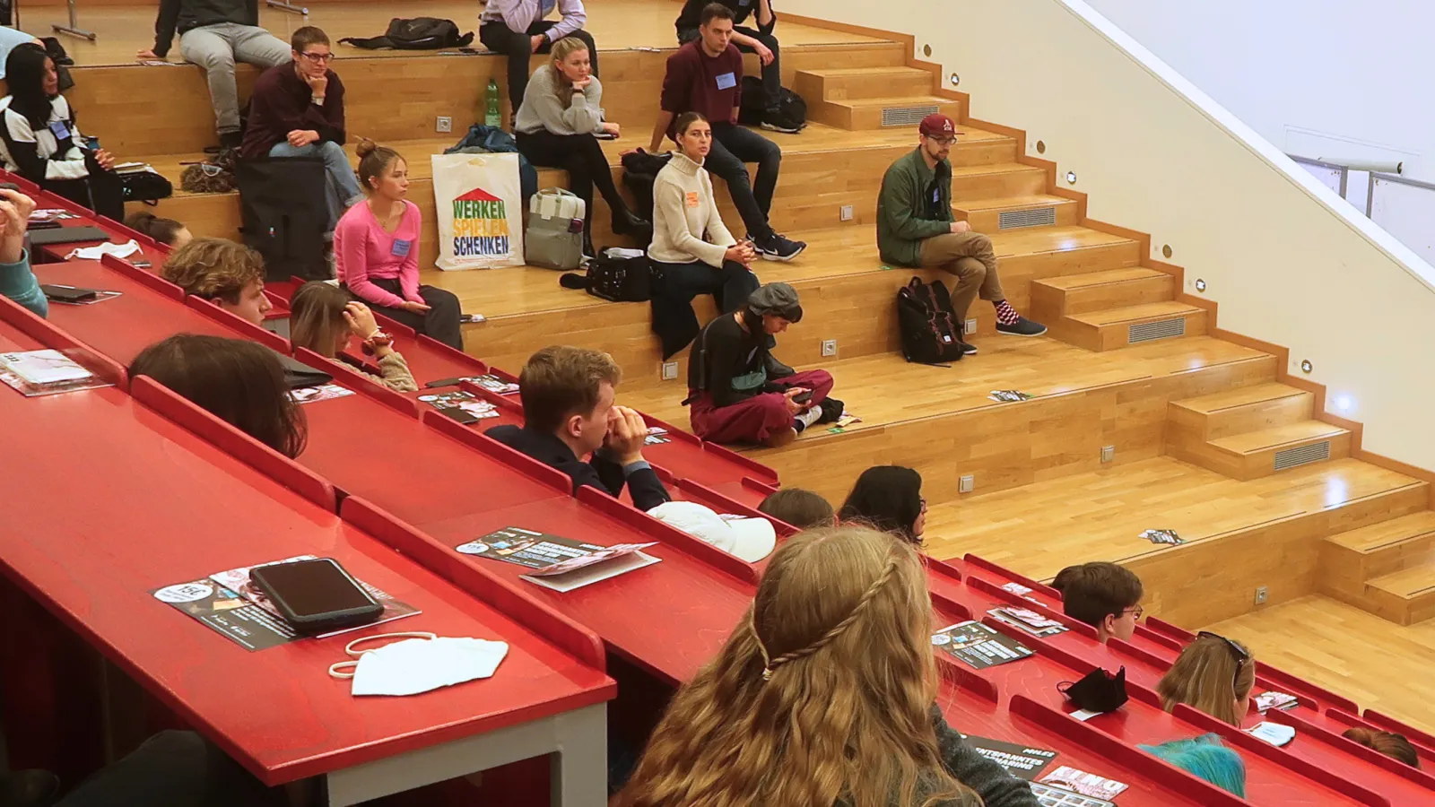 Studierende bei der Immatrikulationsfeier im Hörsaal Haus D