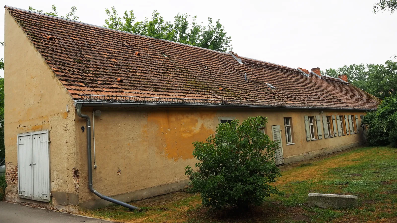 Schrägansicht der Längsseite des Gehilfenhauses der Melonerie im Park Sanssouci