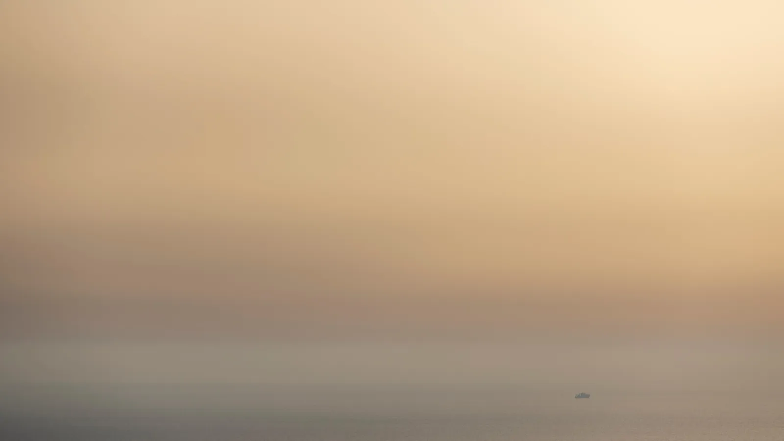 Das Bild zeigt ein Patrouillenboot im südlchen Mittelmeer zwischen Italien und Tunesien.