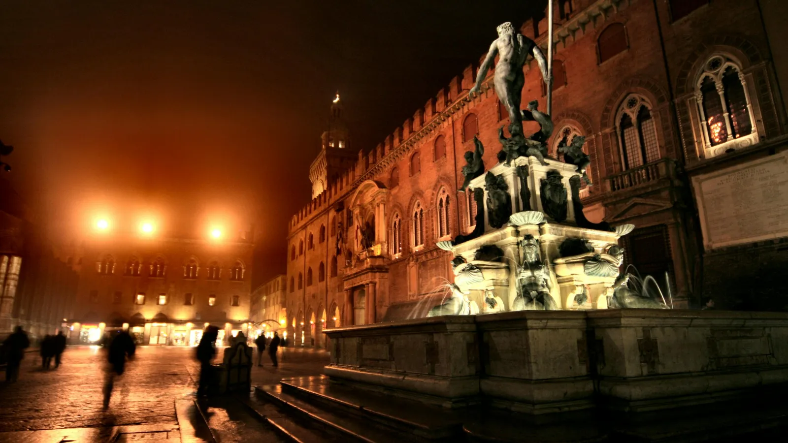 Statue auf dem Platz Università di Bologna