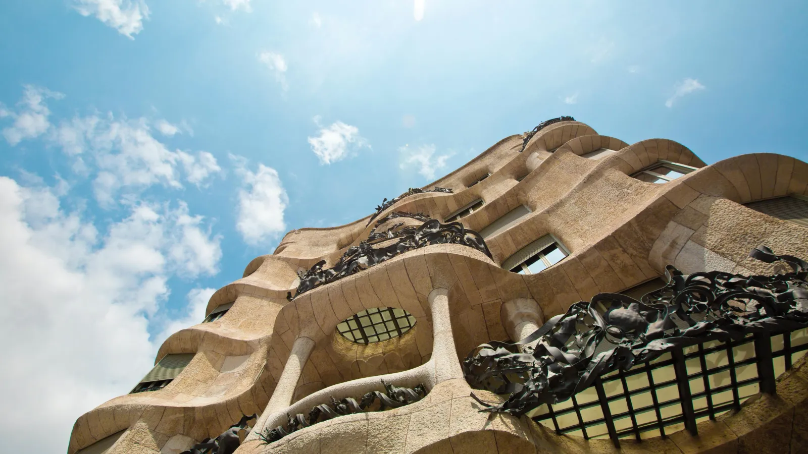 Blick nach von schräg unten auf die Casa Mila 