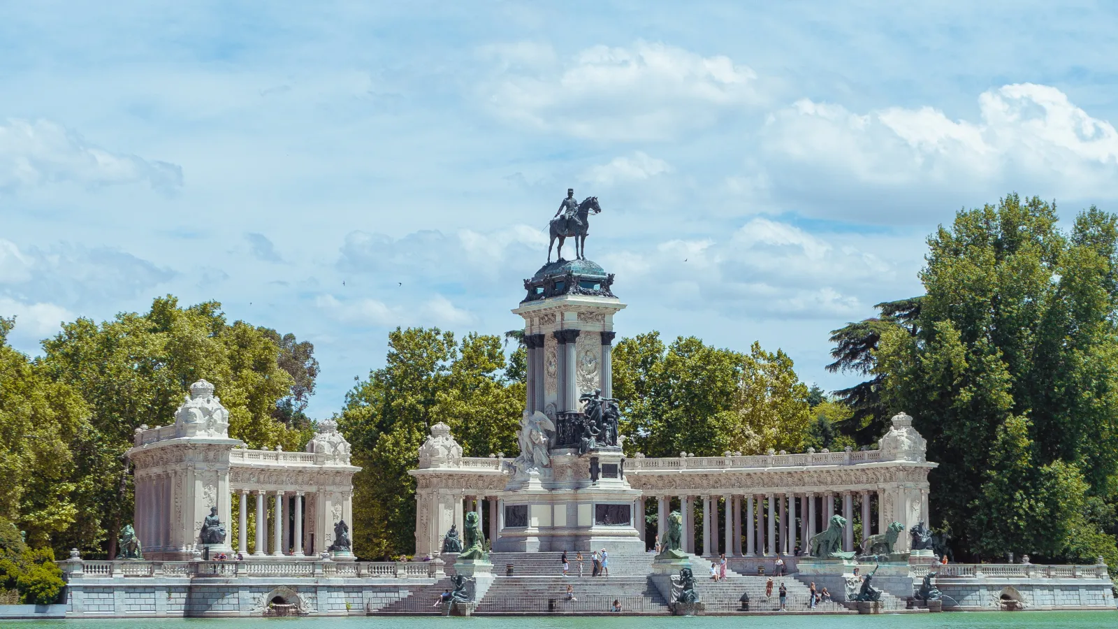 Blick auf den Teich im Retro Park von Madrid. 