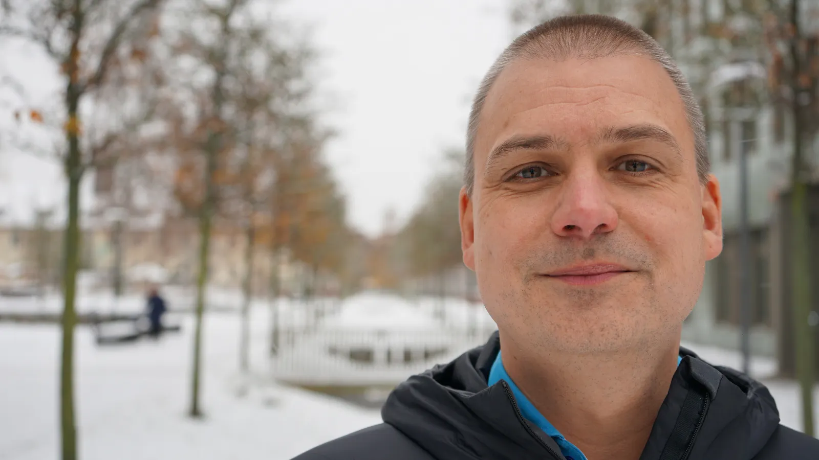 Portraitfoto auf dem verschneiten Campus von Veit Köppen