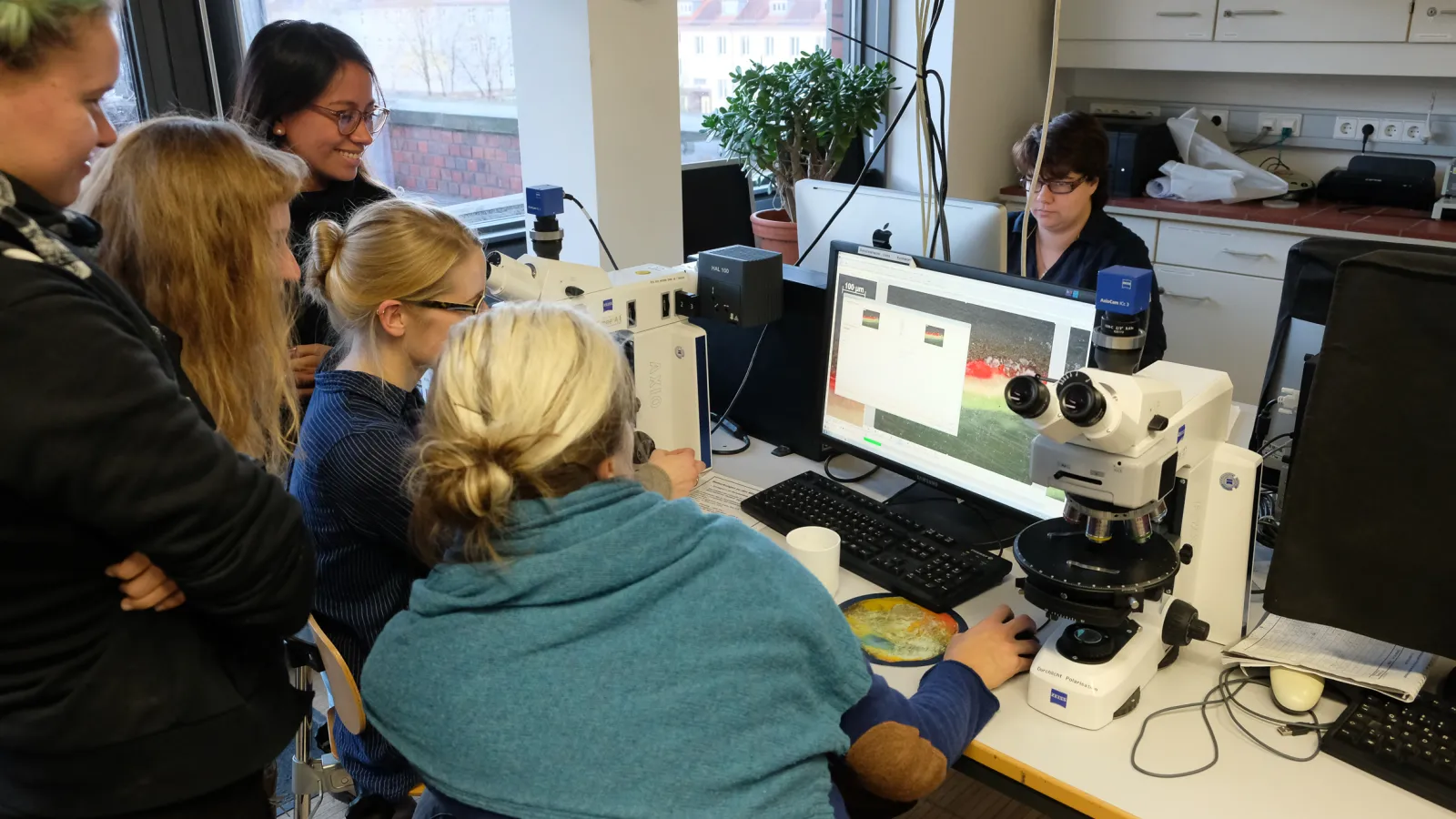 Arbeiten am Mikroskop im Wand-Werkstatt-Raum 248