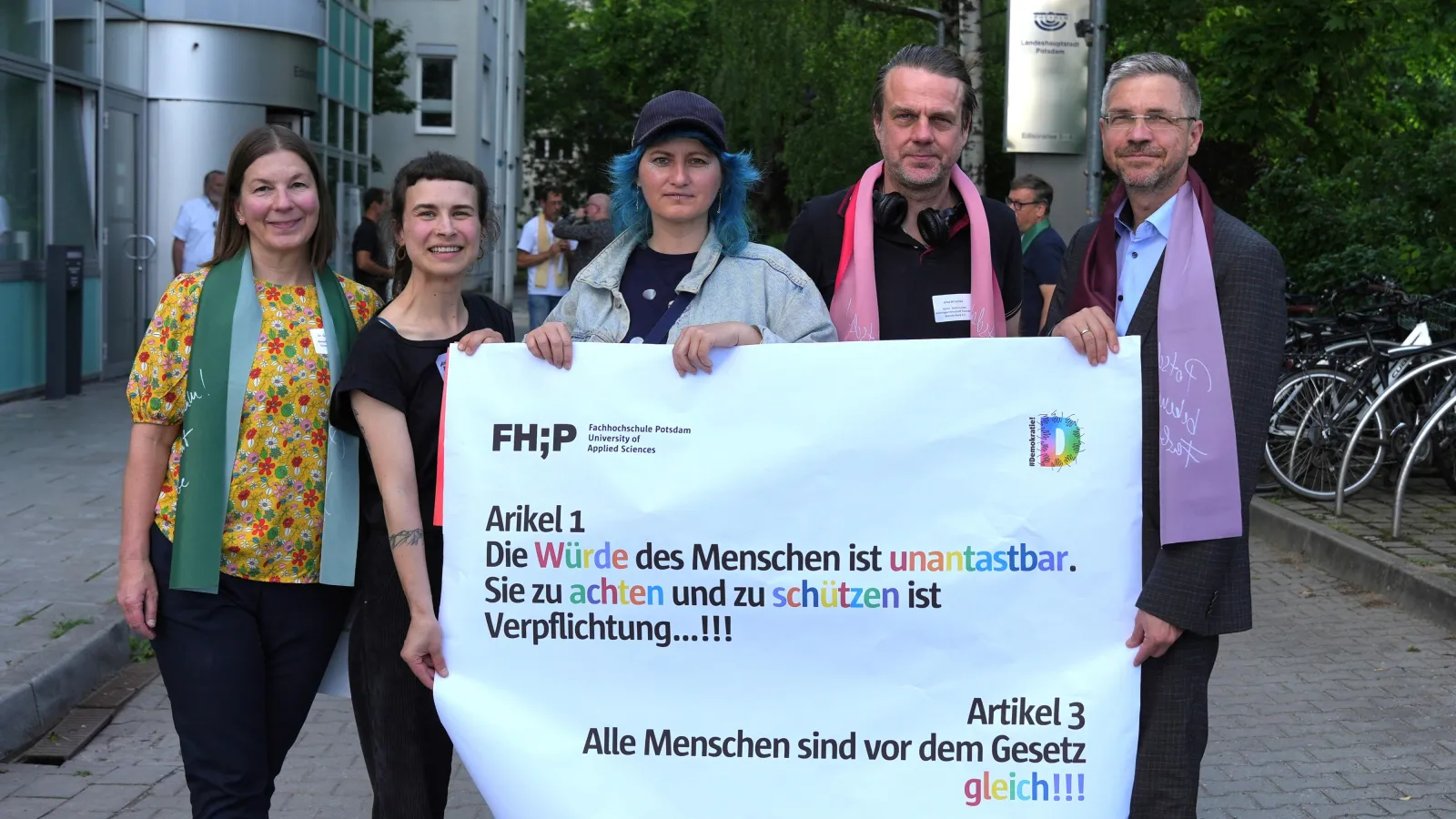 Gruppenbild mit Plakat