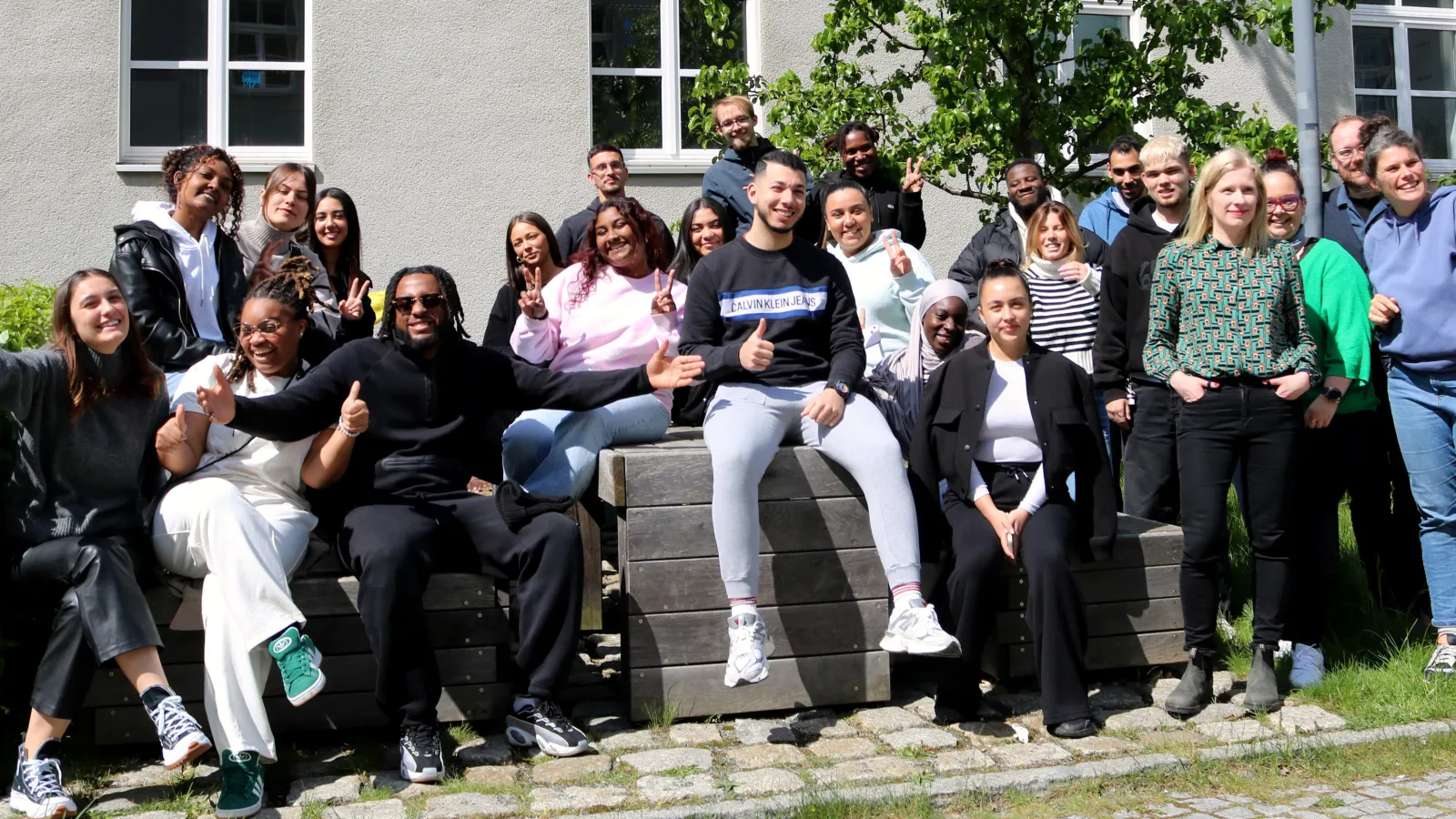 Gruppenfoto mit Studierenden und Dozierenden der IRTS Île-de-France Montrouge Neuilly-sur-Marne