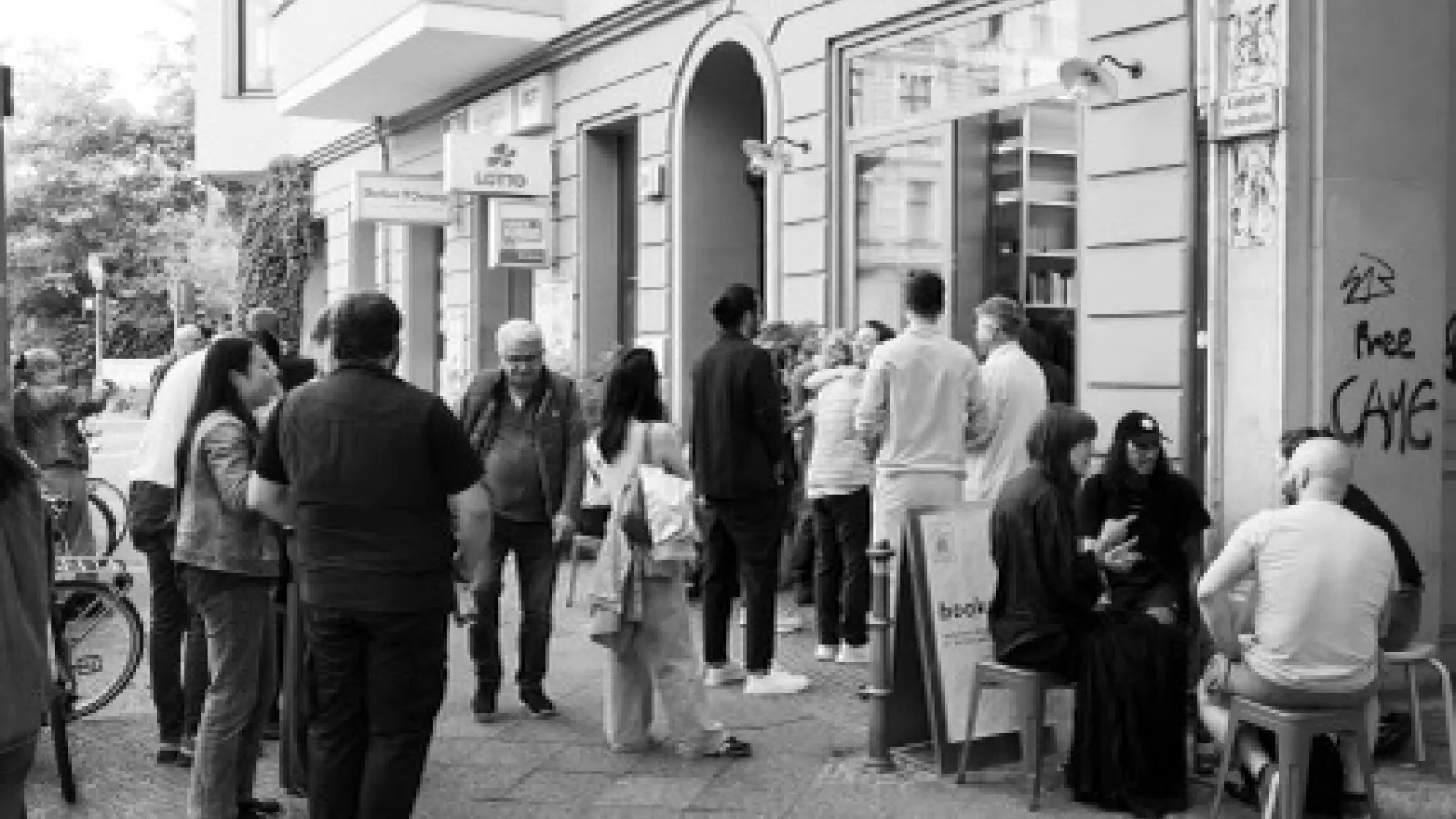 Besuchende vor dem Buchladen Ivry books 