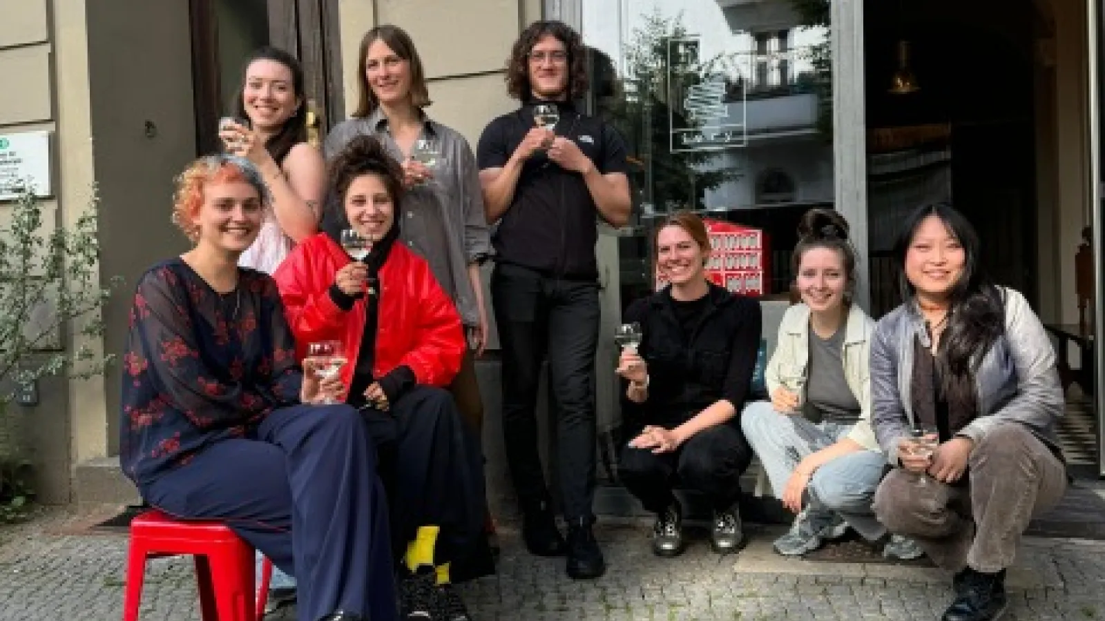 Kursteilnehmende vor dem Buchladen Ivry books 