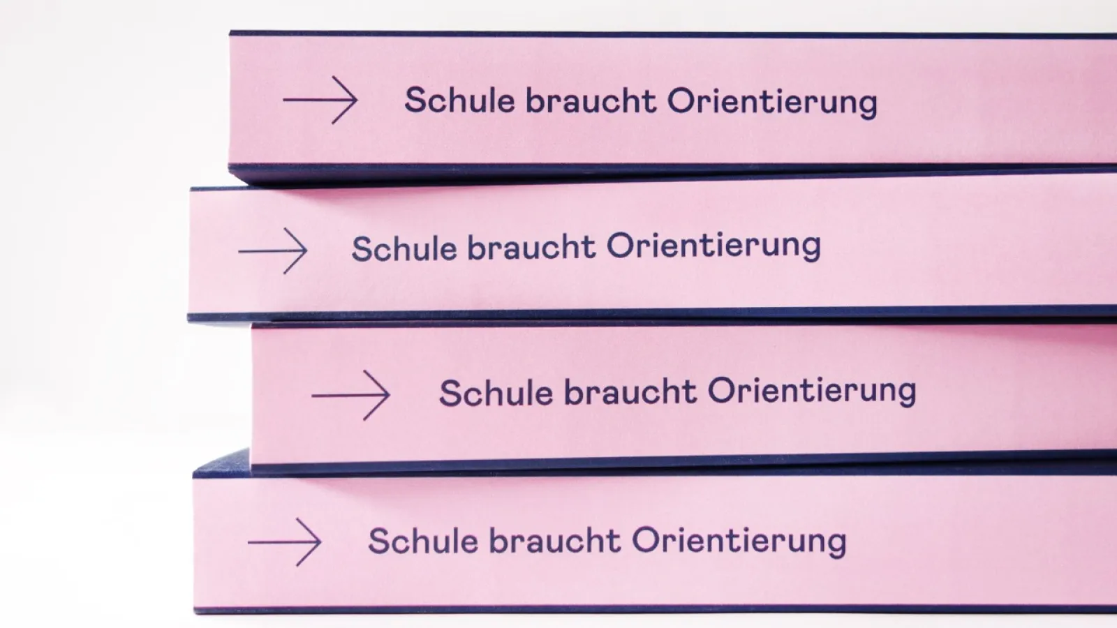 4 Bücher übereinander gestapelt, man sieht nur die Buchrücken