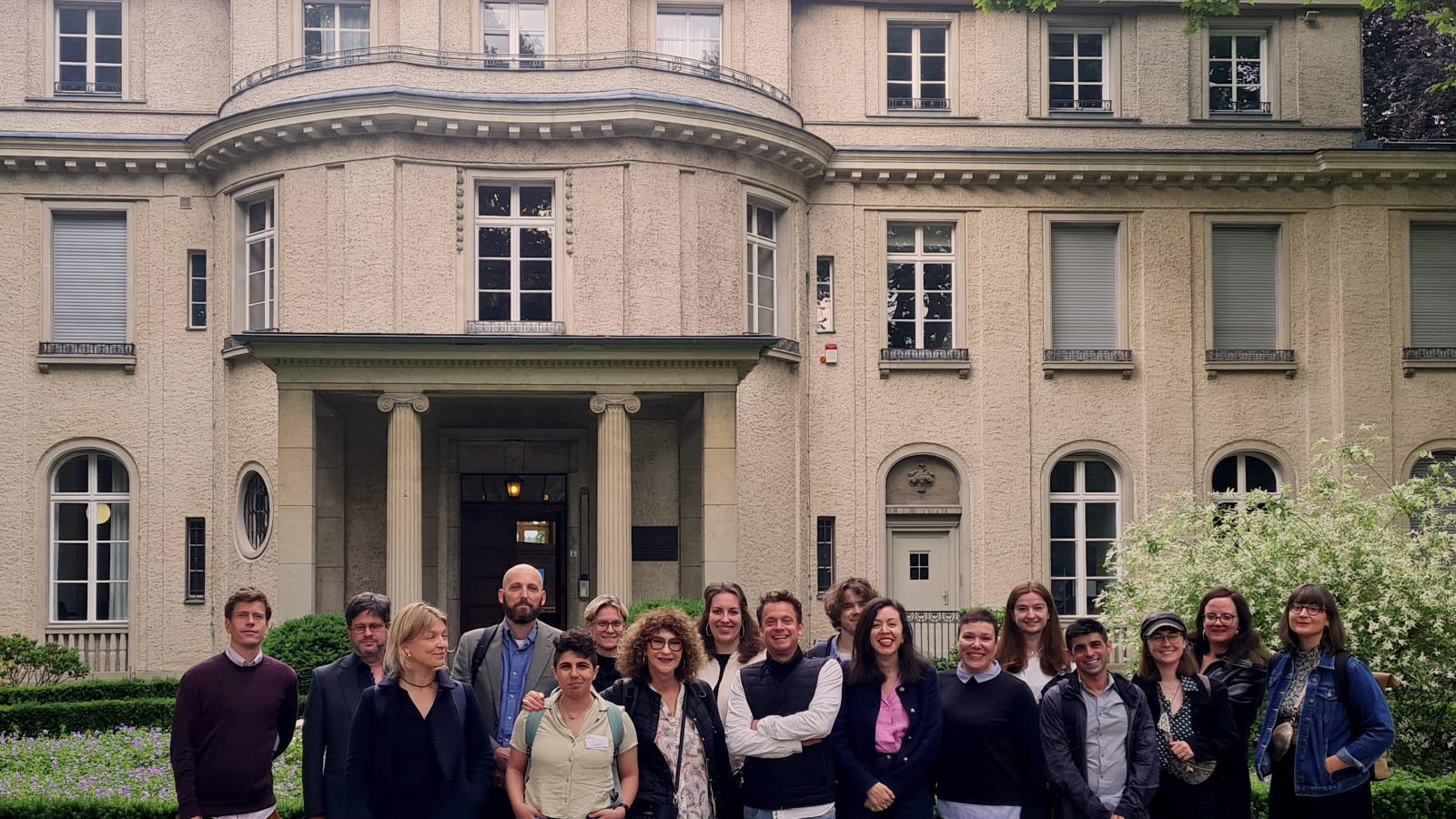 Gruppenfoto von Teilnehmenden des 16. Young Scientist Meeting vor der Gedenk- und Bildungsstätte Haus der Wannseekonferenz am 19. Juni 2024