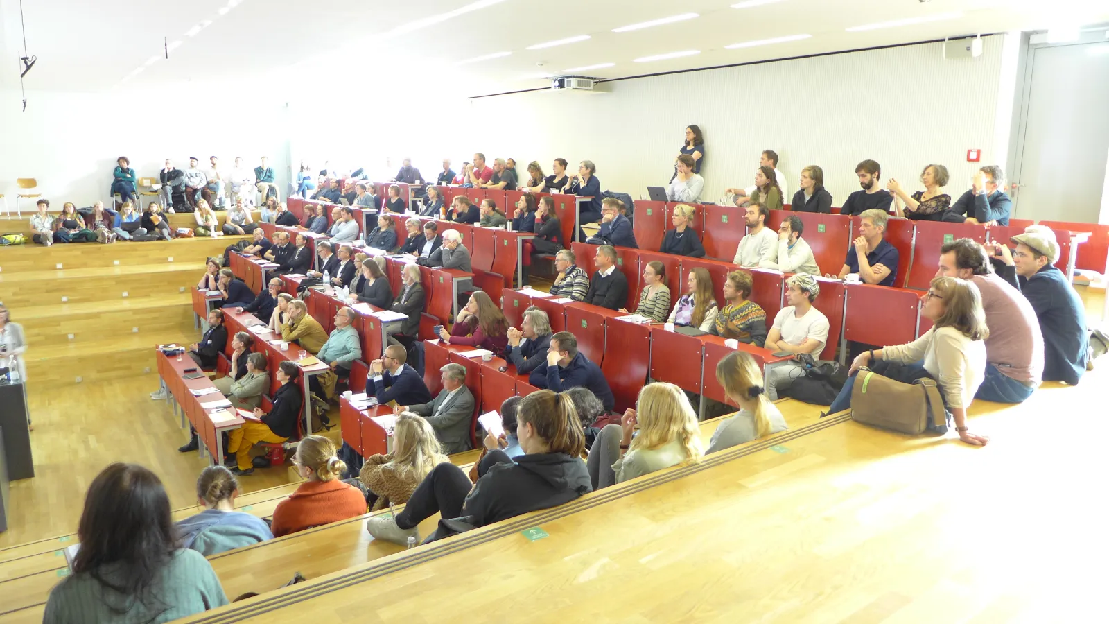 Der Hörsaal gefüllt mit Teilnehmenden die dem IBB Symposium im Hörsaal zuhören