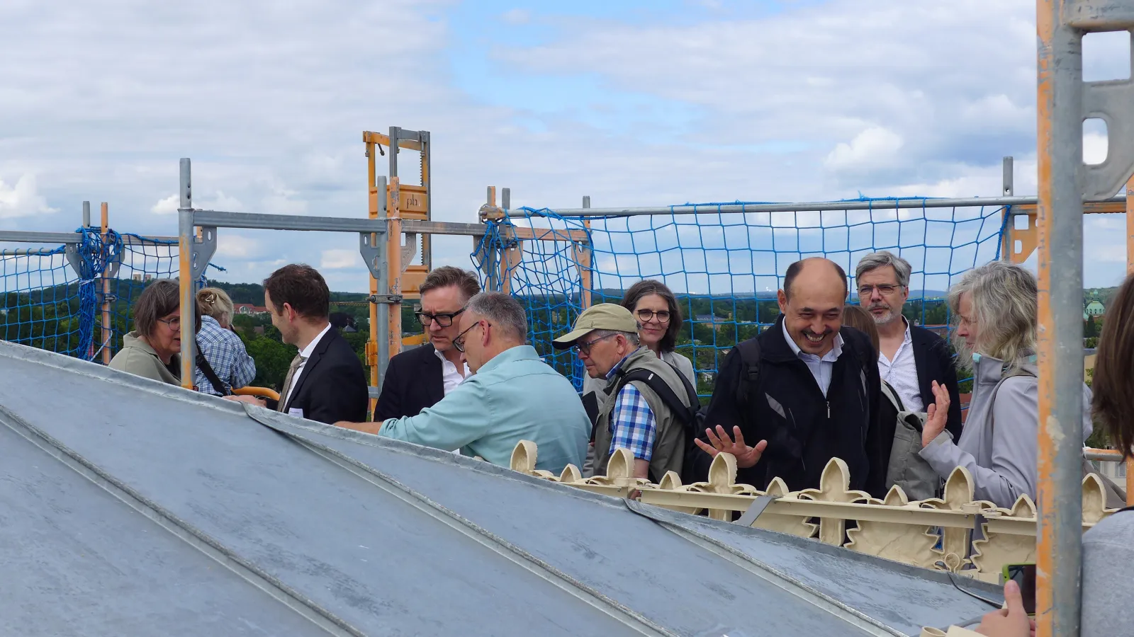 Personen besuchen das Dach des Campanile