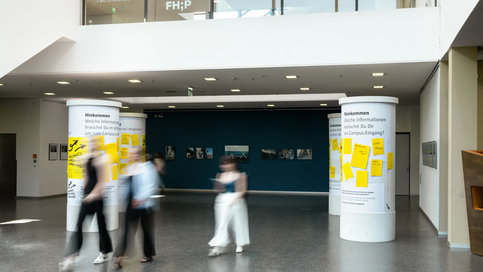 Studierende im Foyer