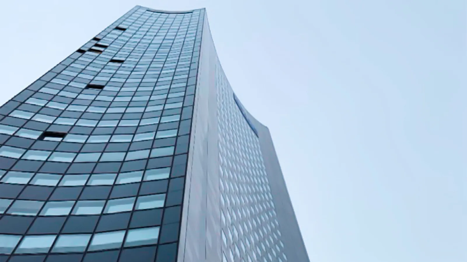 Foto (schräg von unten) vom City Hochhaus in Leipzig