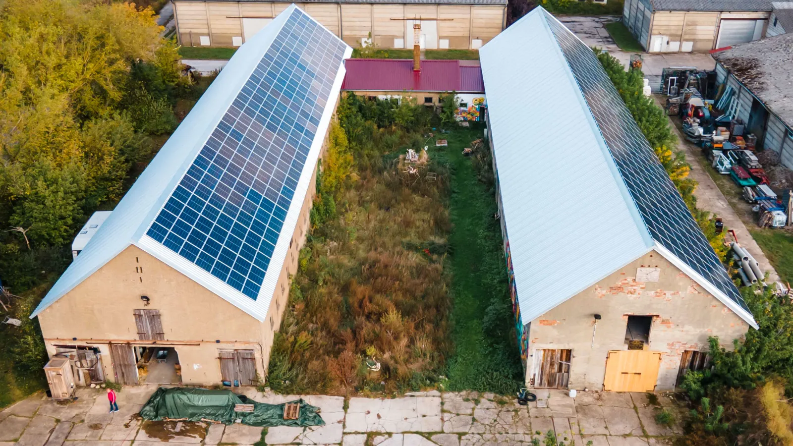 Foto des Kuhstallgeländes von oben, Dächer mit Solarzellen