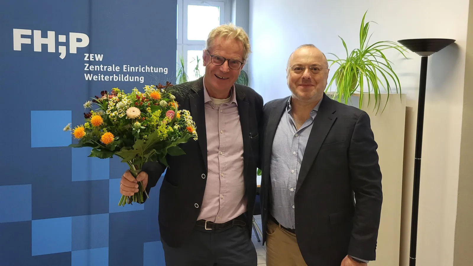 Prof. Knoesel mit Blumen und Mustafa Turna Frontalaufnahme