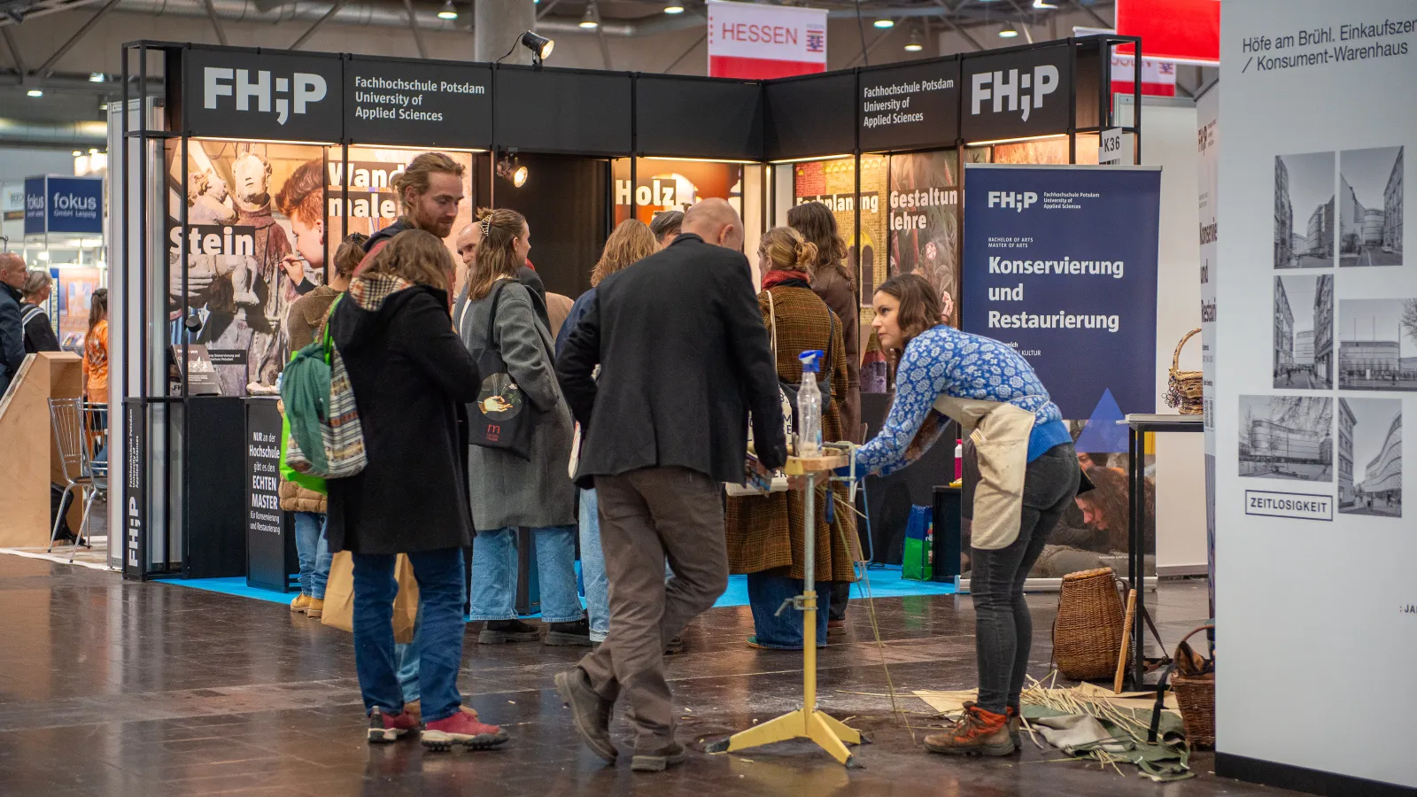 Blick auf den Messestand der Fachhochschule Potsdam auf der denkmal 2024, der Europäischen Leitmesse für Denkmalpflege, Restaurierung und Altbausanierung in Leipzig