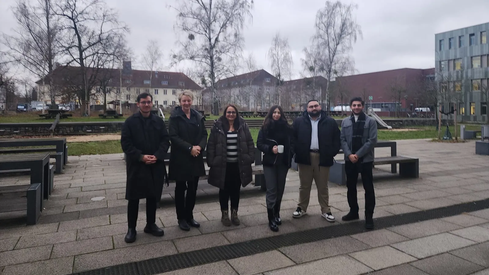 Menschengruppe auf dem Campus