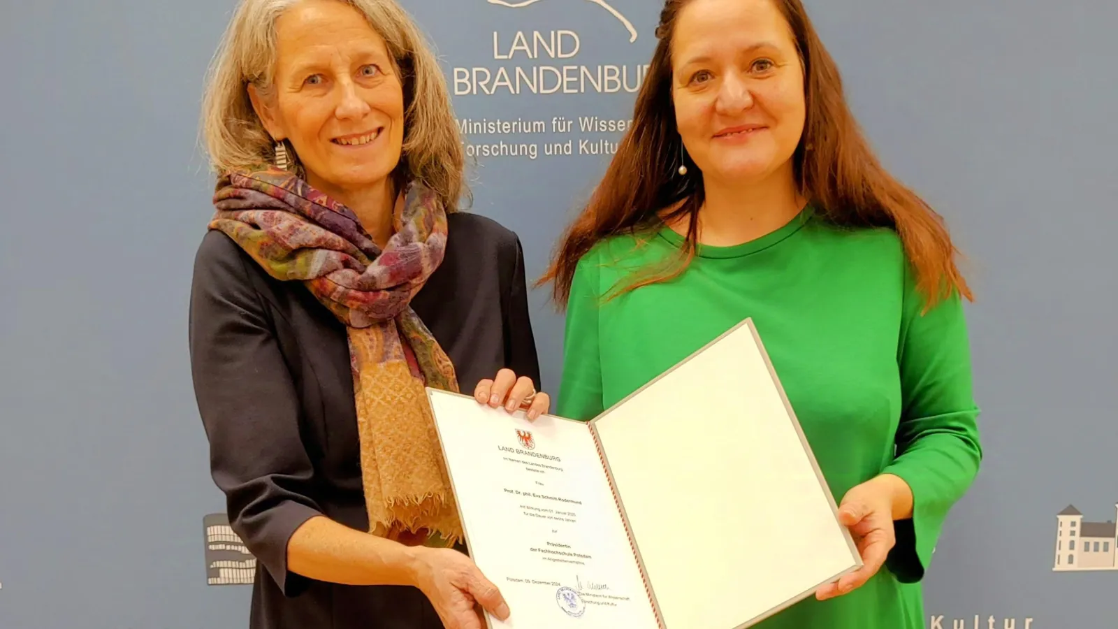 Prof. Dr. Eva Schmitt-Rodermund und Ministerin Maja Schüle mit Bestellungsurkunde