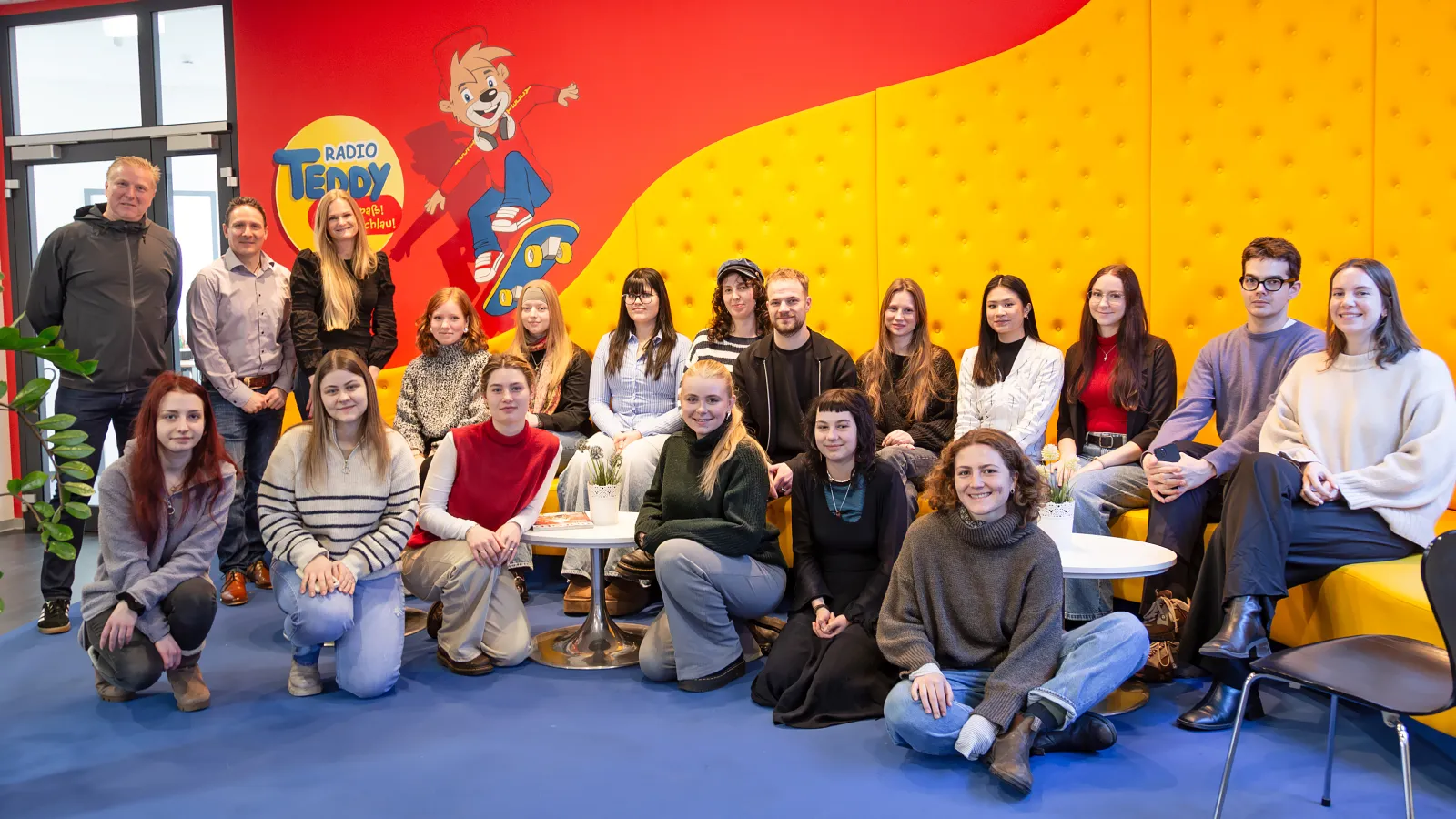 Gruppenfoto Studierende und Radio-Teddy Mitarbeitenden im Radiosender