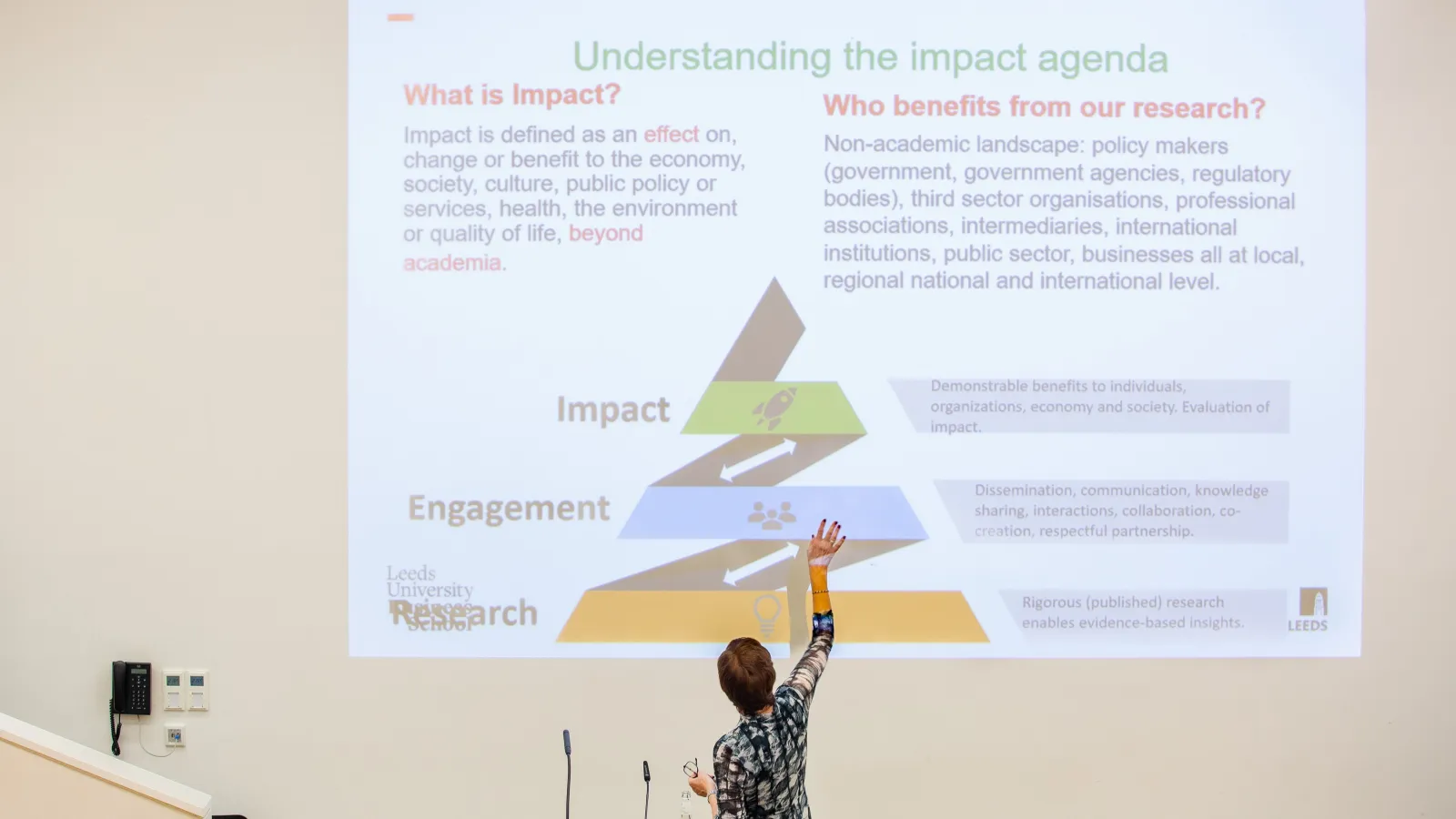 Referentin Kathryn Watson vor Bildprojektion Developing a Research Impact Culture