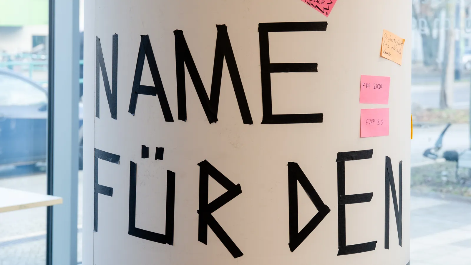 Litfaßsäule mit der Aufschrift "Dein Name für den Prozess" 