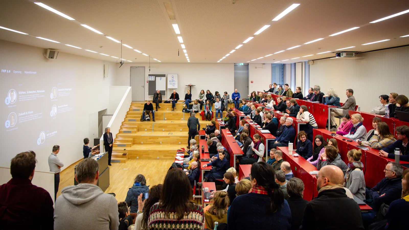 Teilnehmende des Kick-off im Hörsaal 