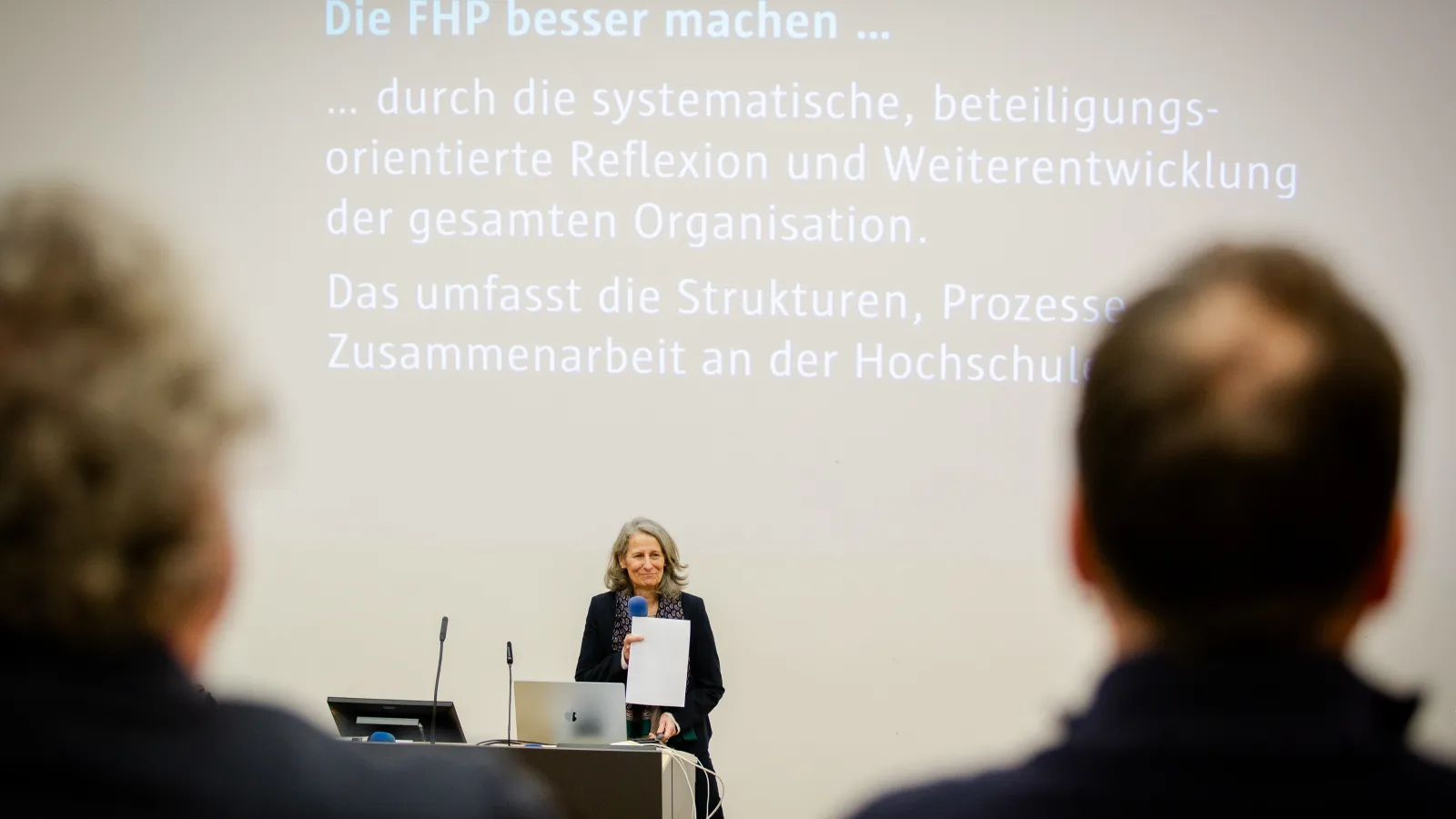 Präsidentin der FHP spricht vor Teilnehmenden im Hörsaal