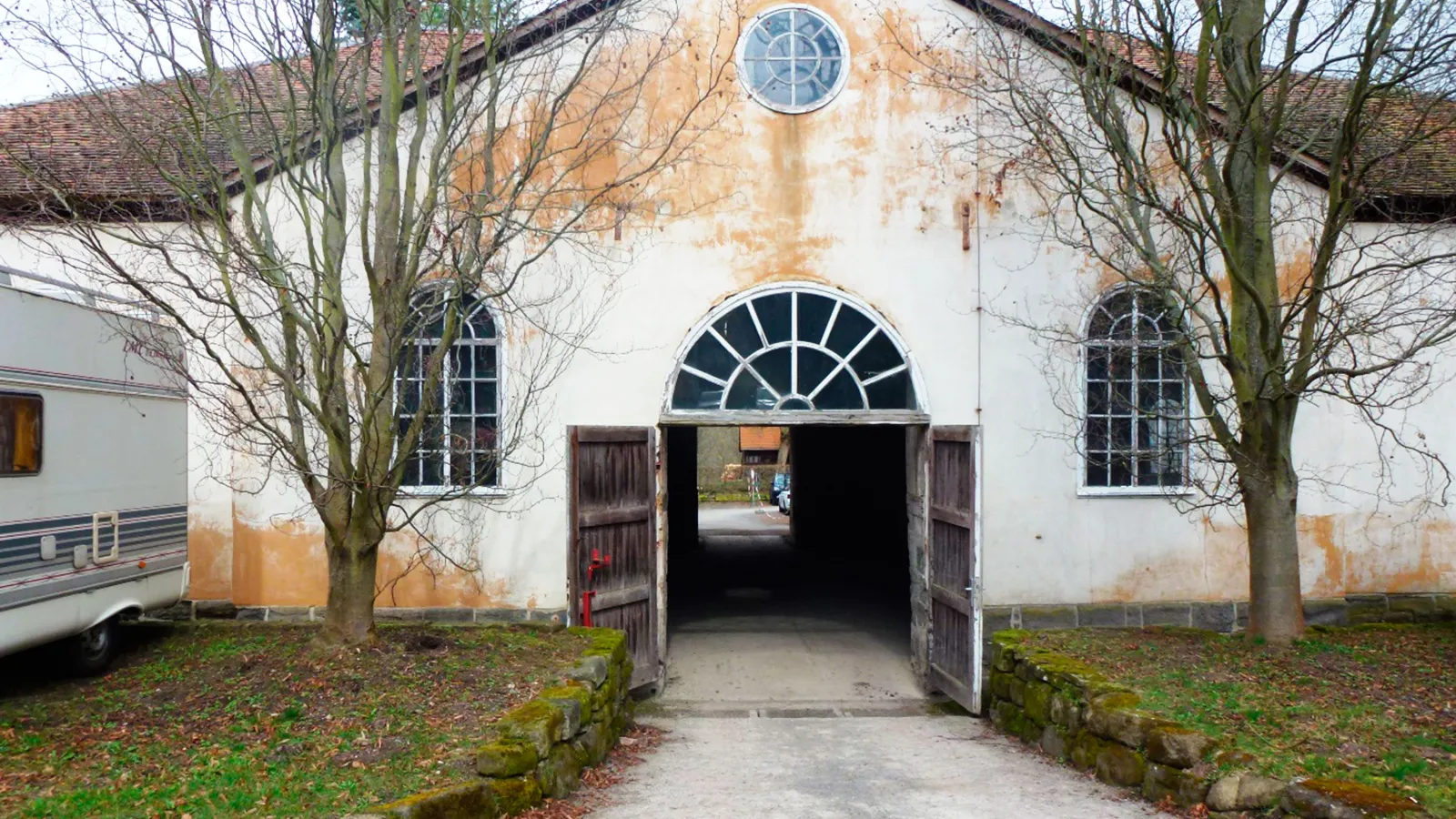 Foto von der Toreinfahrt der Südfassade, Blick durchs Tor in Innenhof