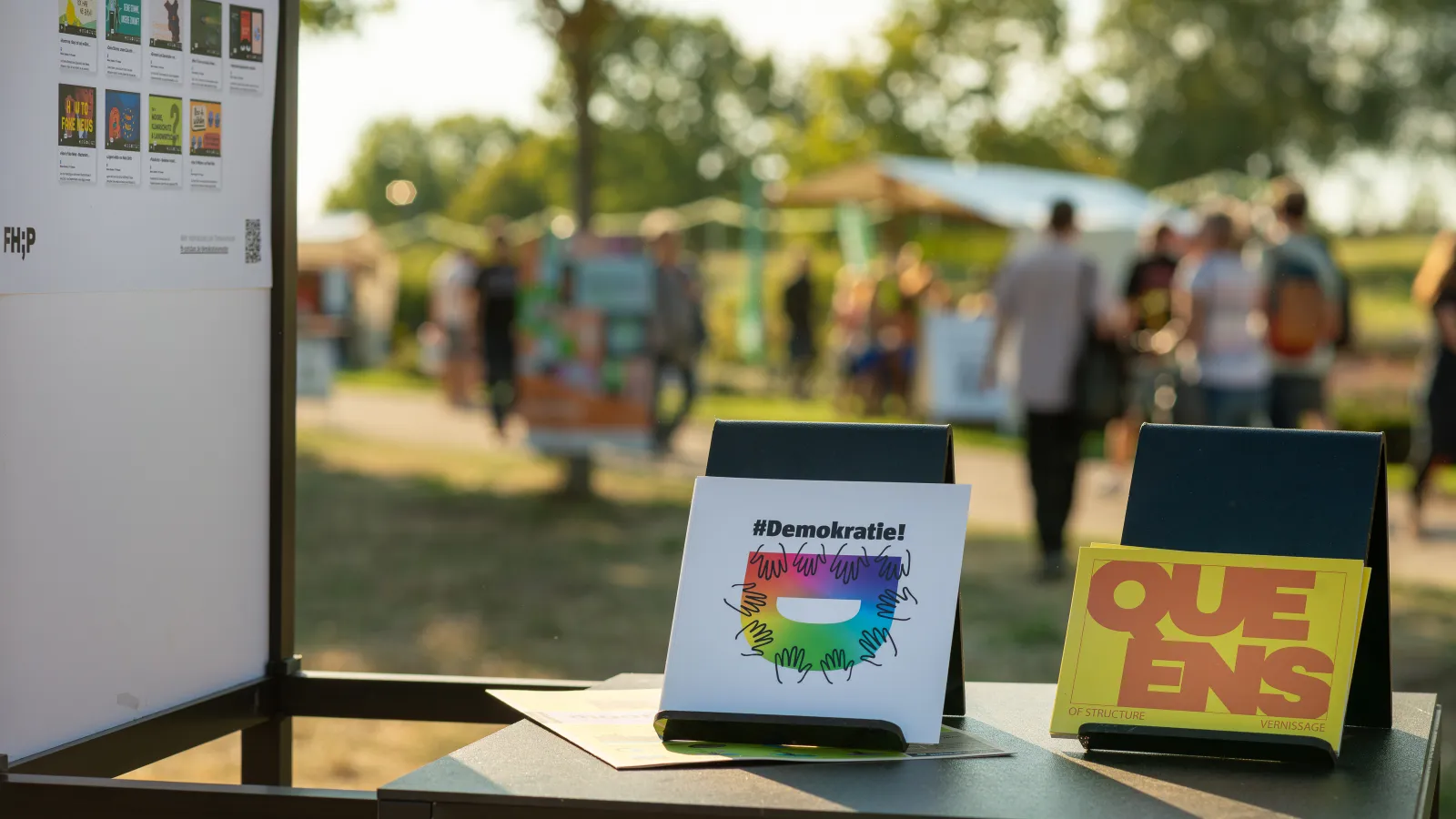 Ein Foto der Flyer, die im Rahmen des Umweltfestes 2024 in Potsdam für die Besucherinnen und Besucher auslagen