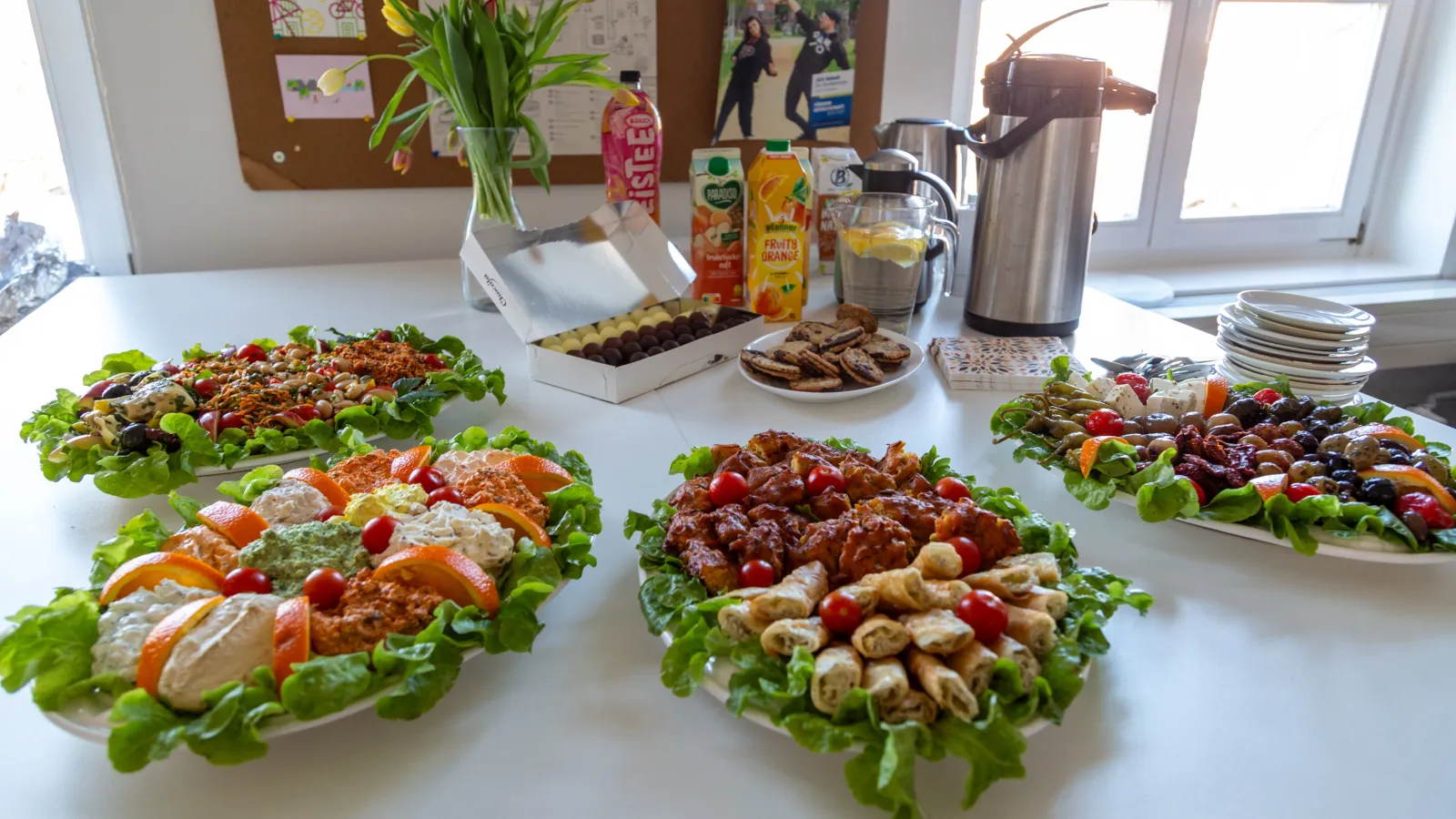 Fotografie von drei Platten mit Antipasti 