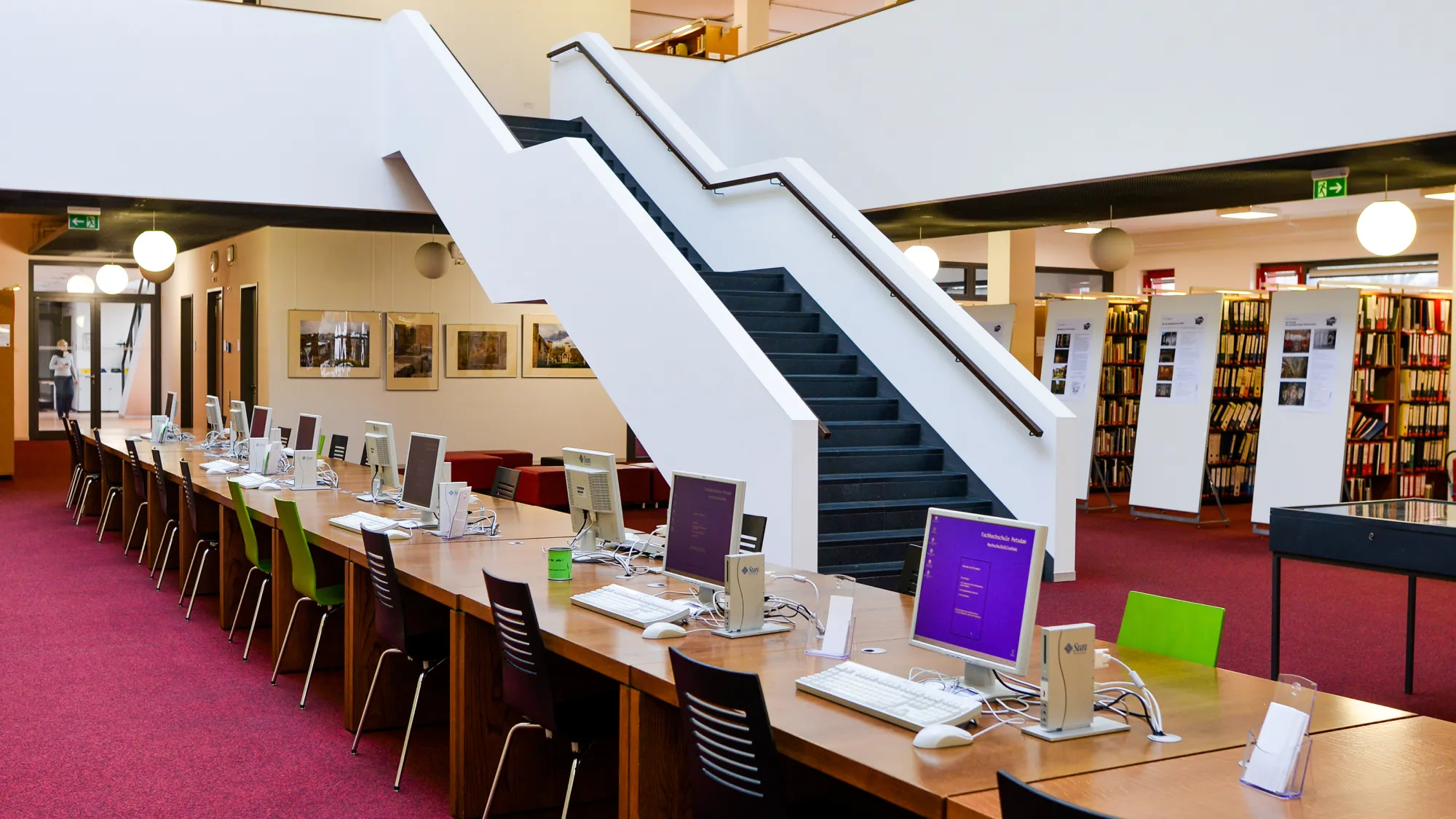 Computer-Arbeitsplätze in der Bibliothek