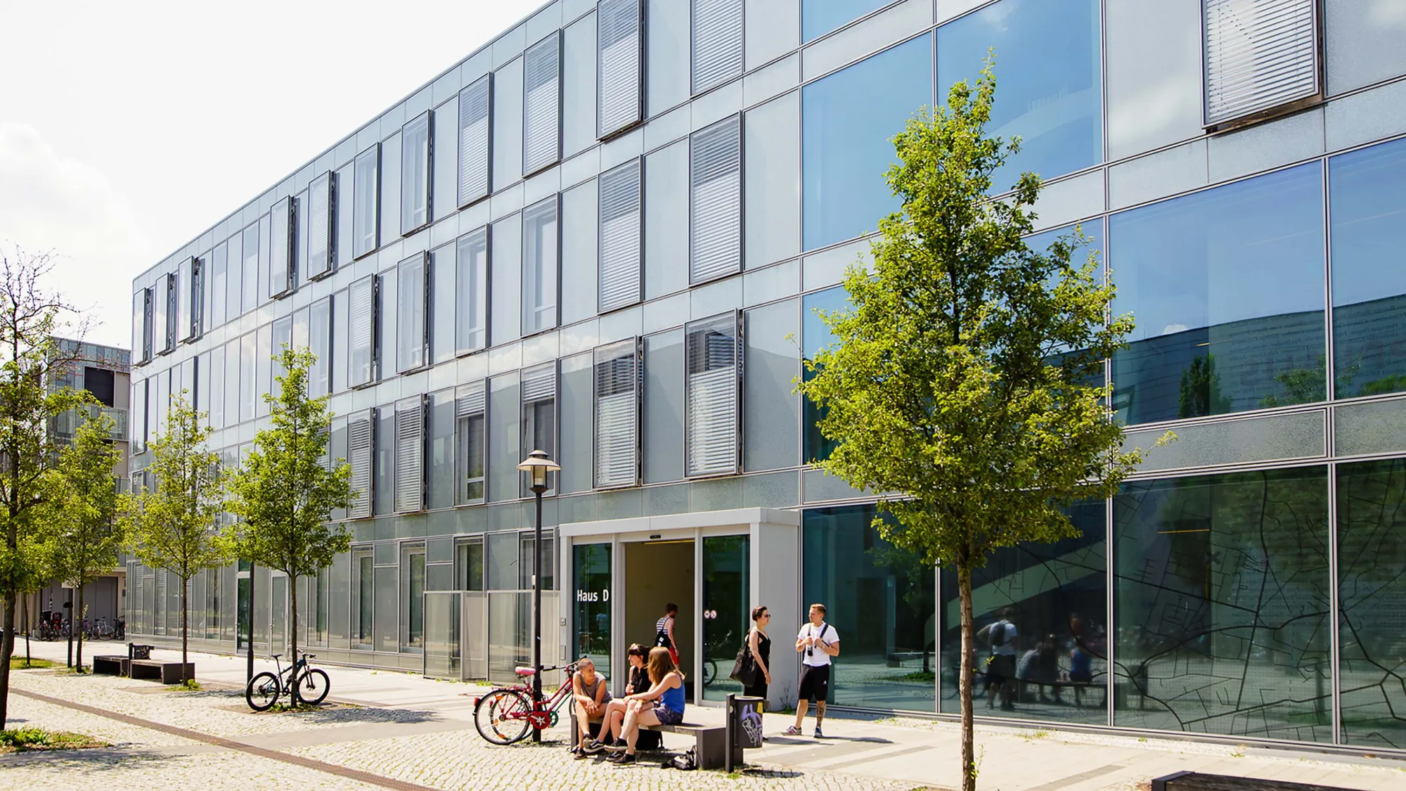 Studierende vor Haus D auf dem Campus der FH Potsdam