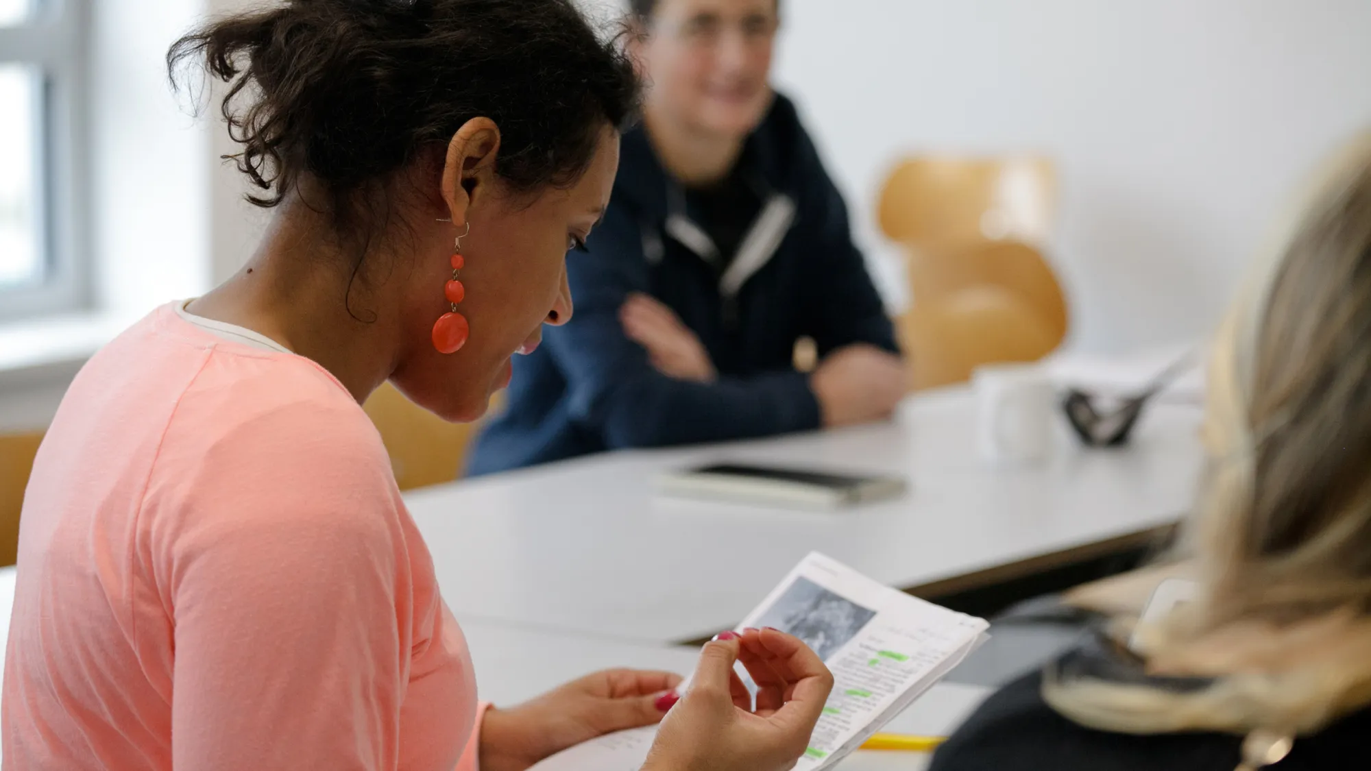 Studentin schaut in einer Lehrveranstaltung auf ein Dokument