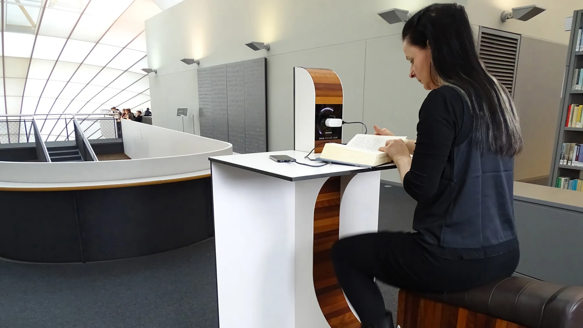 Janet Wagner am „Bikedesk“ in der Philologischen Bibliothek der FU Berlin