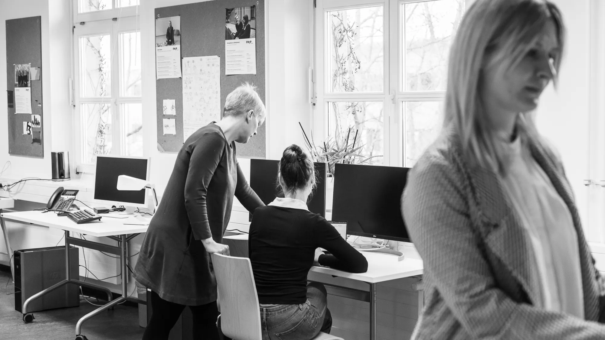 Lab Modus Co-Working mit 3 Personen am Rechner und Whiteboard