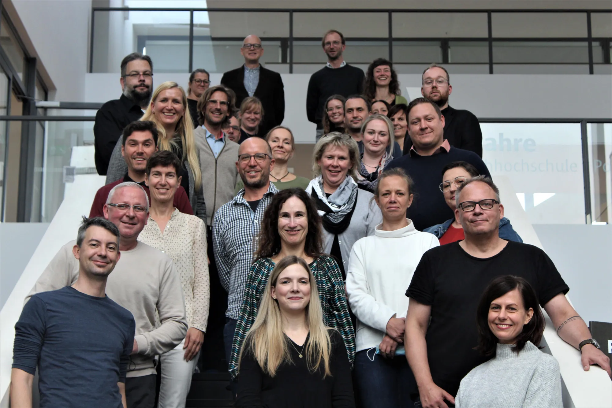 Gruppenbild mit dem BASA Dual-Digital-Team und Vertreter*innen der zehn Partnerorganisationen