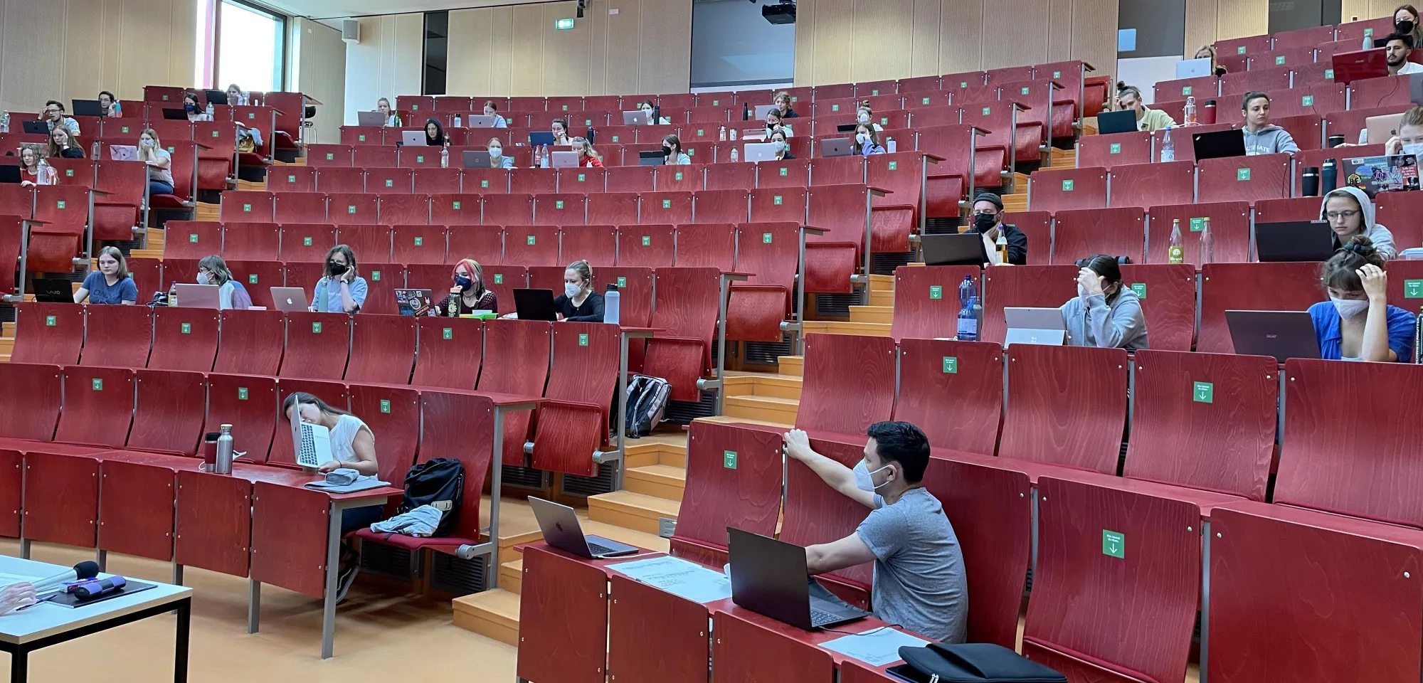 Blick in den großen Hörsaal der FH Potsdam vor Beginn der digitalen Klausur