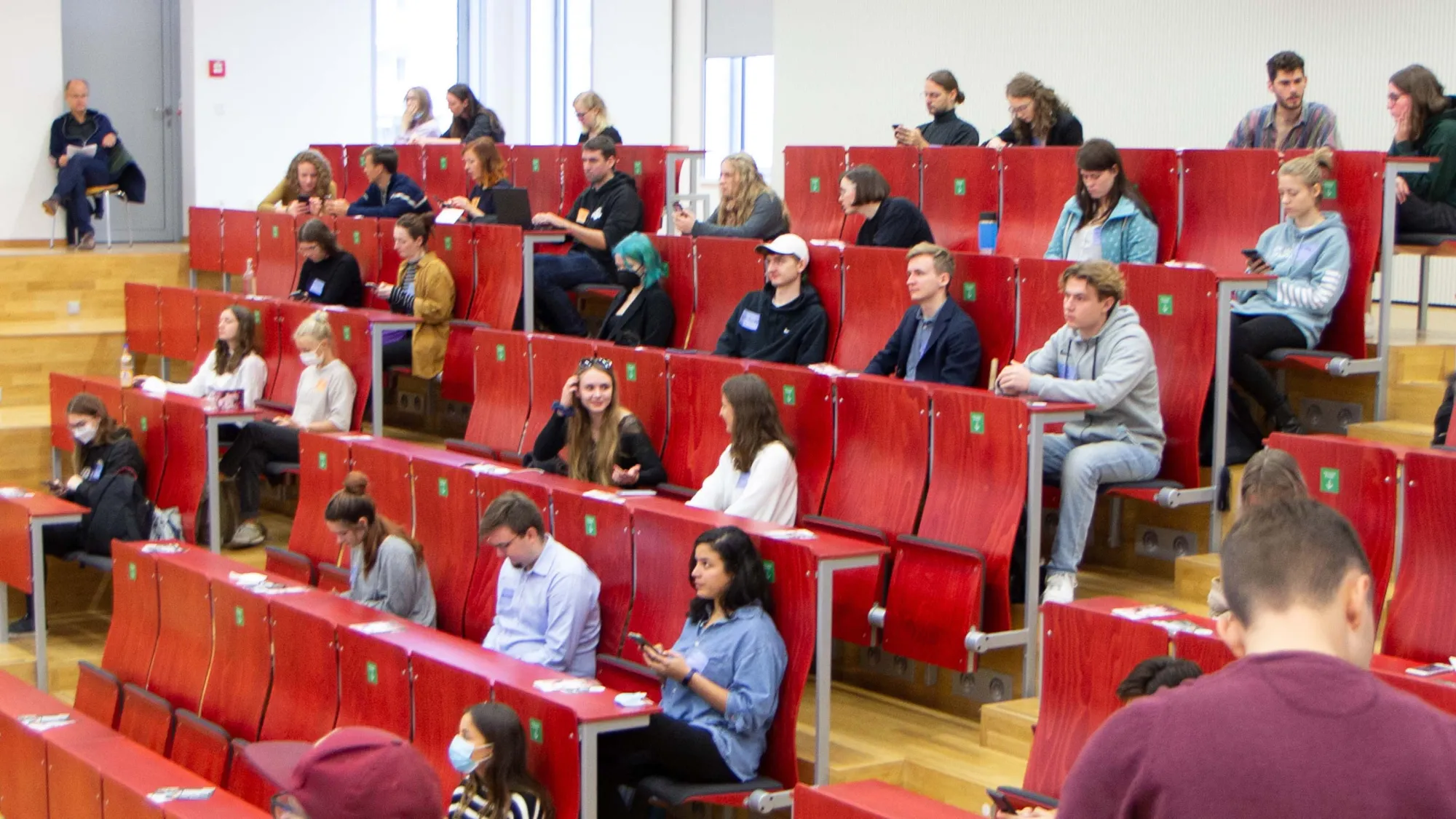 Studierende im Hörsaal in Haus D bei der Immatrikulationsfeier