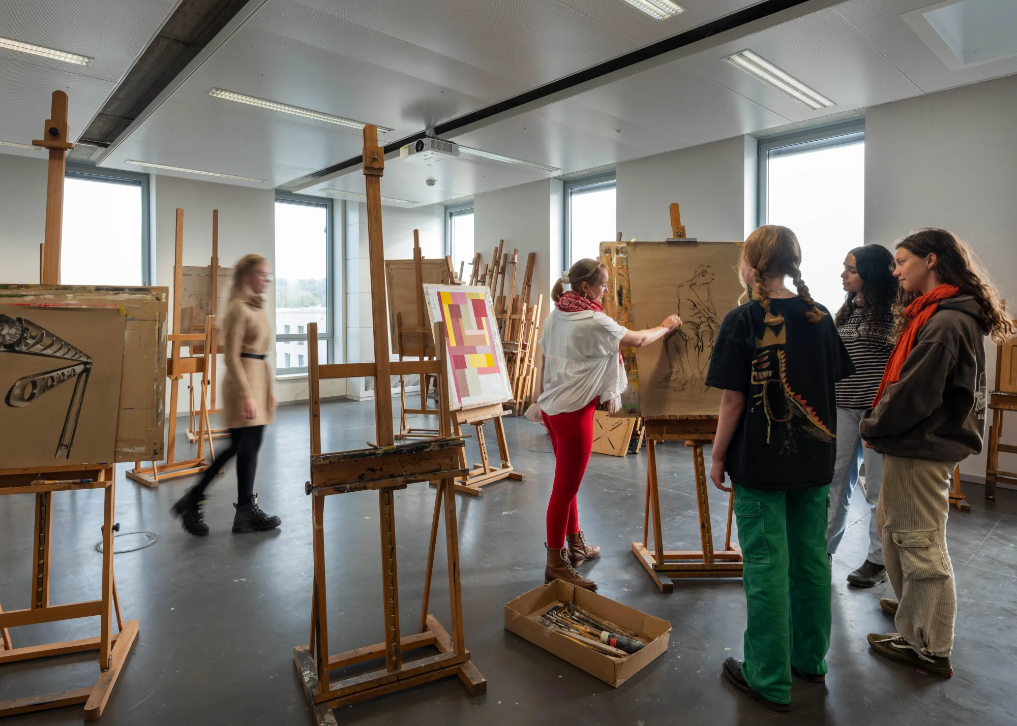 Studierende im Atelier beim Zeichnen